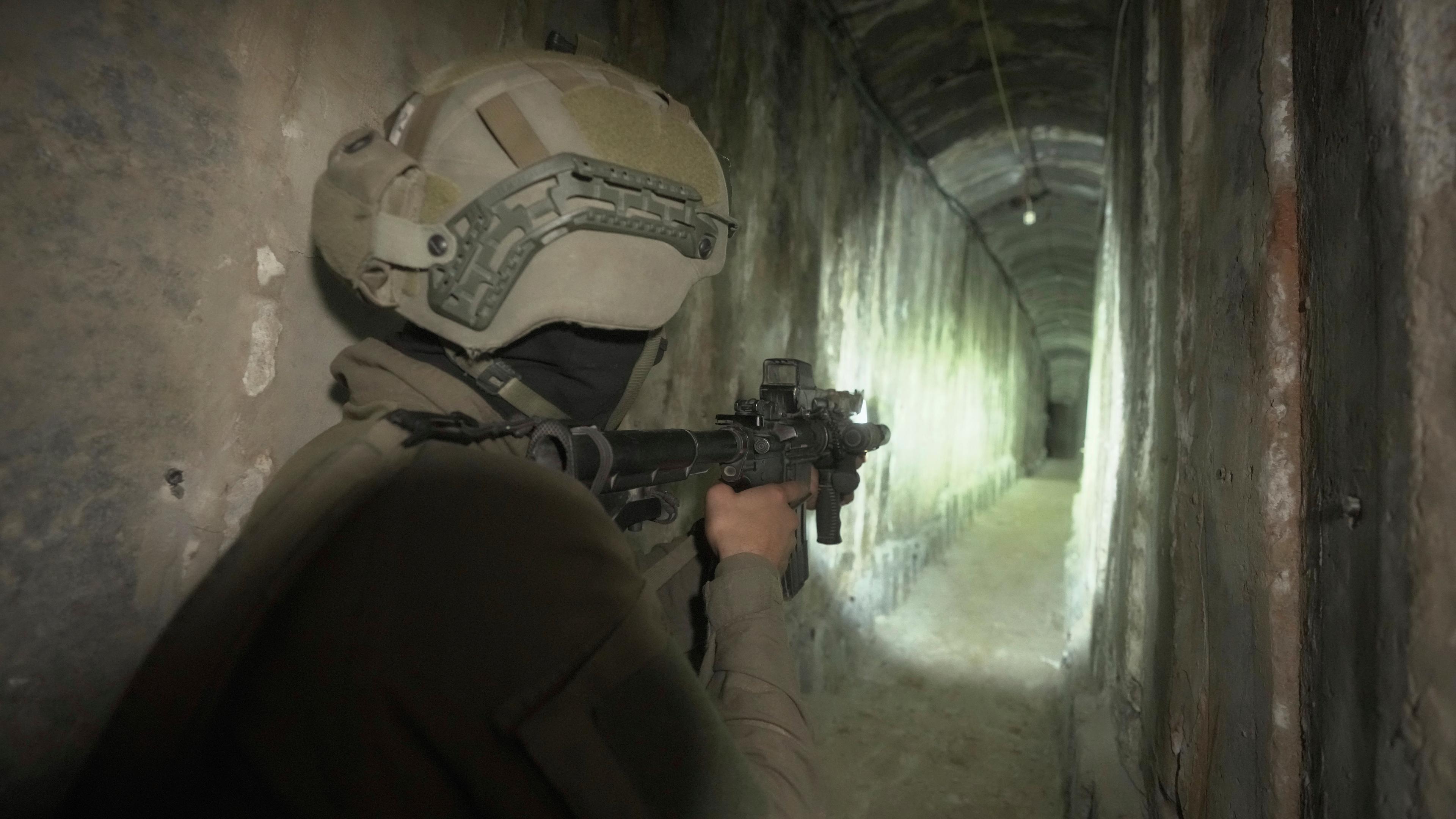 Ein israelischer Soldat zeigt Journalisten einen Tunnel unterhalb des Shifa Krankenhauses in Gaza Stadt.