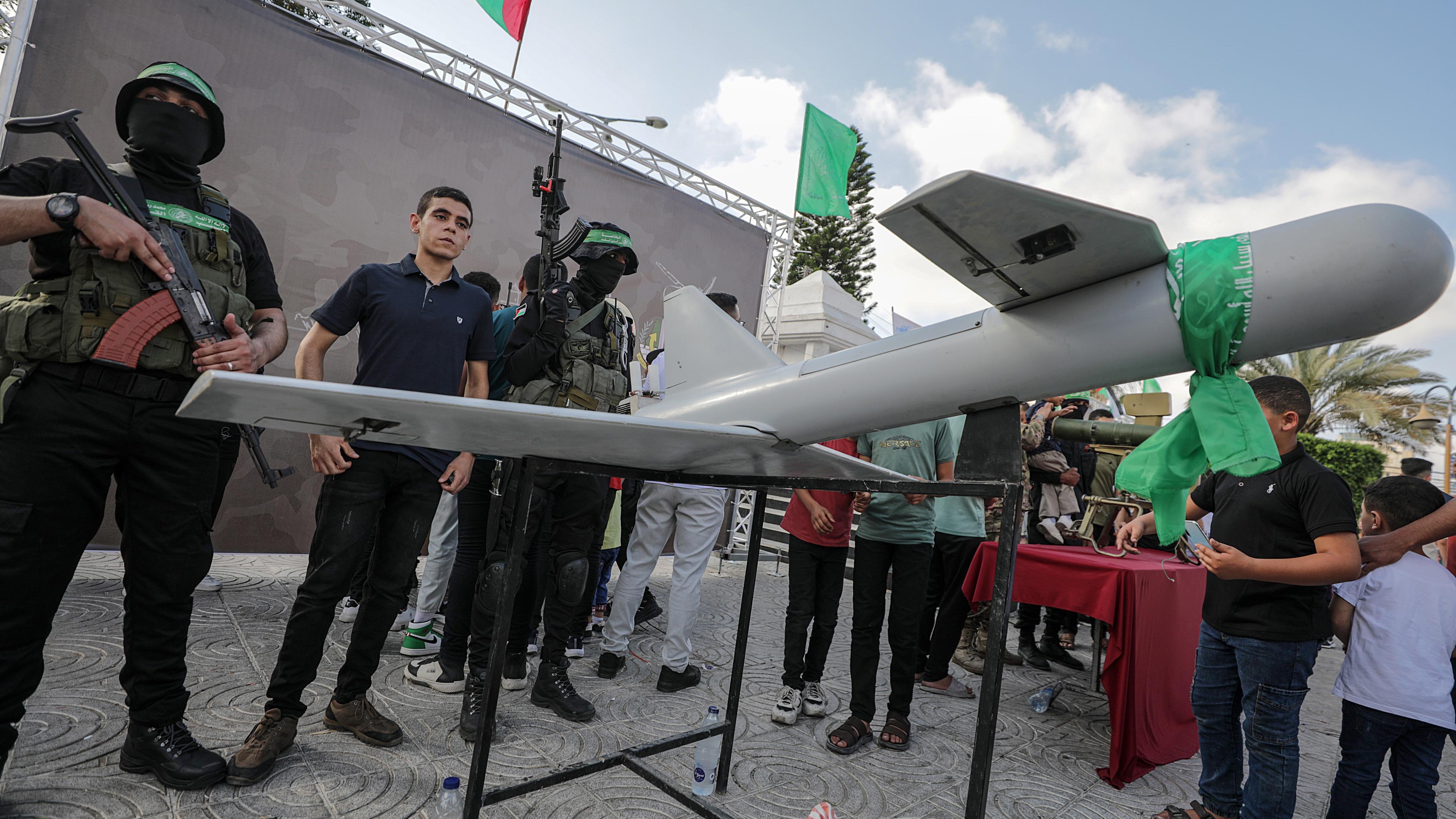 Zivilisten und Kämpfer bei einer Waffenausstellung der Kassam-Brigaden der Hamas 