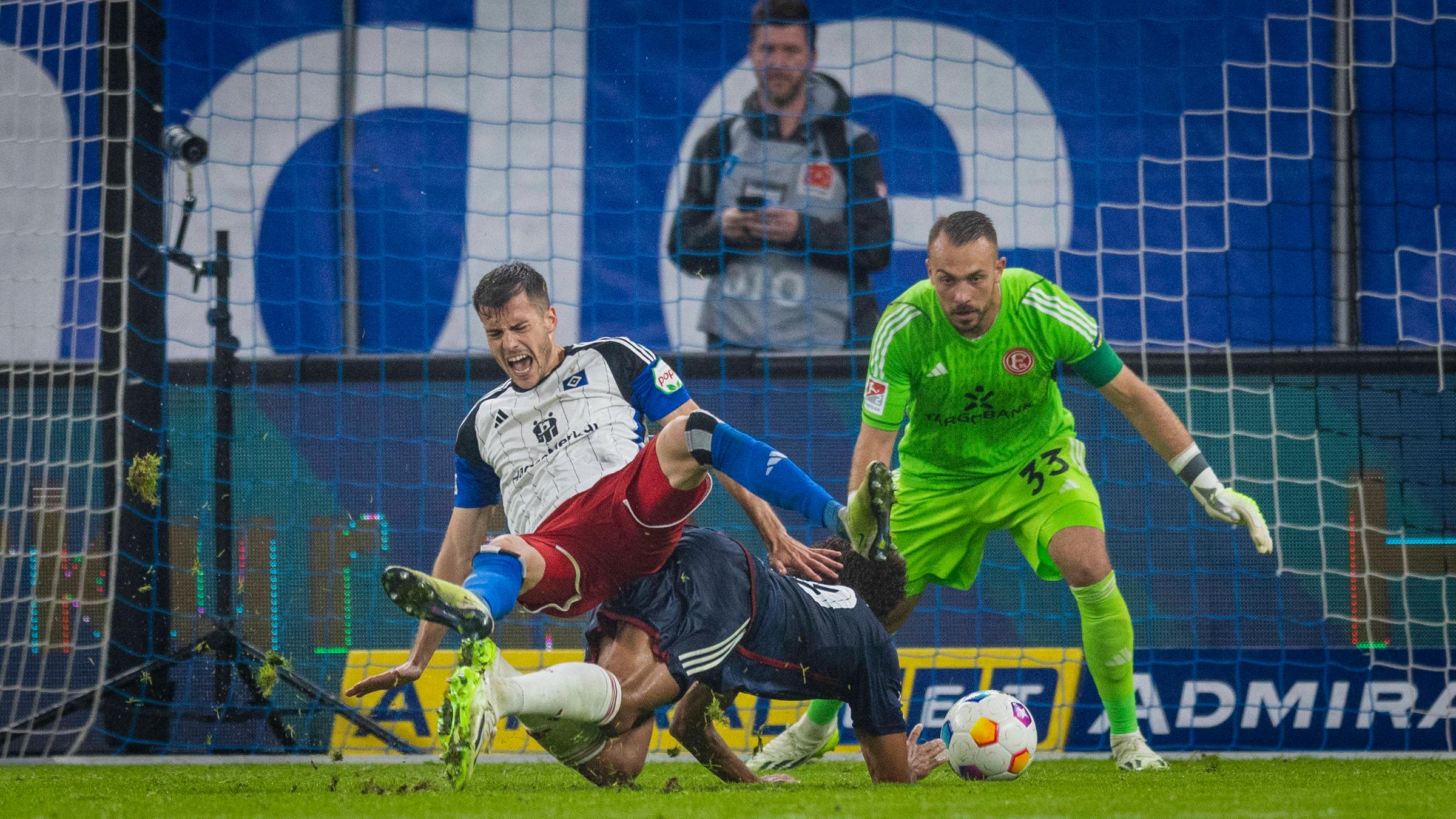 Hamburgs Laszlo Benes wird von Düsseldorfs Emmanuel Iyoha beim Spiel am 29.09.2023 gefoult.