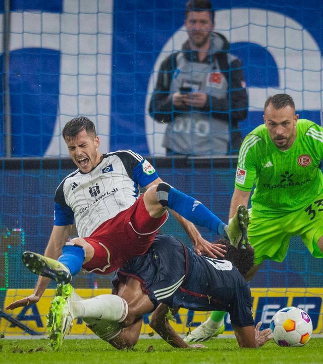 Hamburgs Laszlo Benes wird von Düsseldorfs Emmanuel Iyoha beim Spiel am 29.09.2023 gefoult.