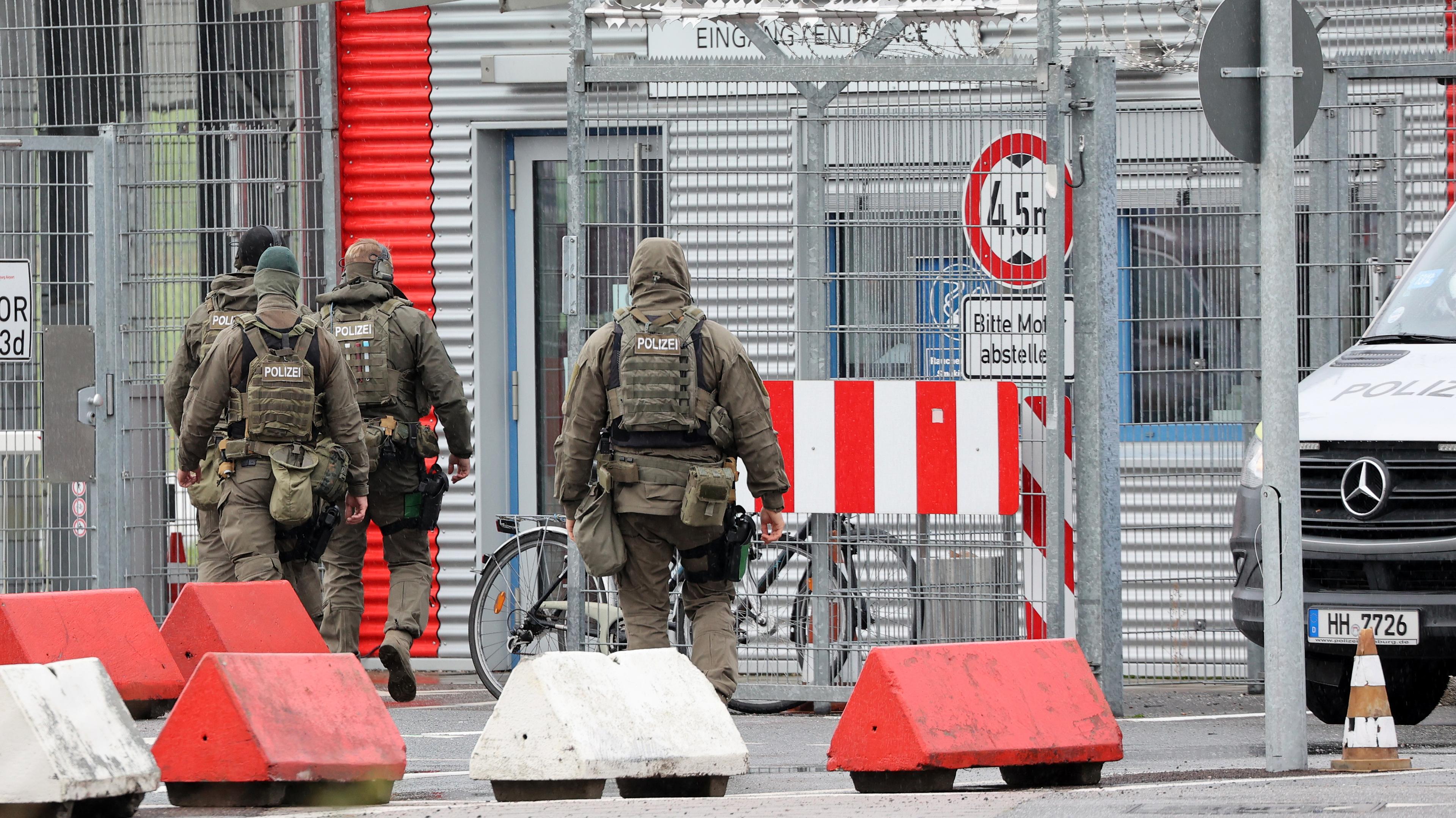 Hamburg: Spezialkräfte der Polizei sind am Flughafen im Einsatz. 