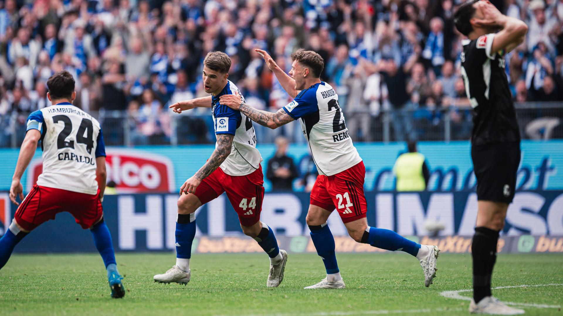 Hamburgs Innenverteidiger Luka Vuskovic jubelt nach seinem Treffer zum 2:1 in der Partie gegen den SC Freiburg