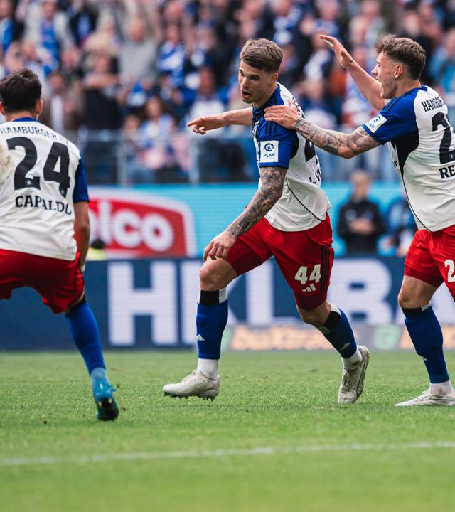 Hamburgs Innenverteidiger Luka Vuskovic jubelt nach seinem Treffer zum 2:1 in der Partie gegen den SC Freiburg