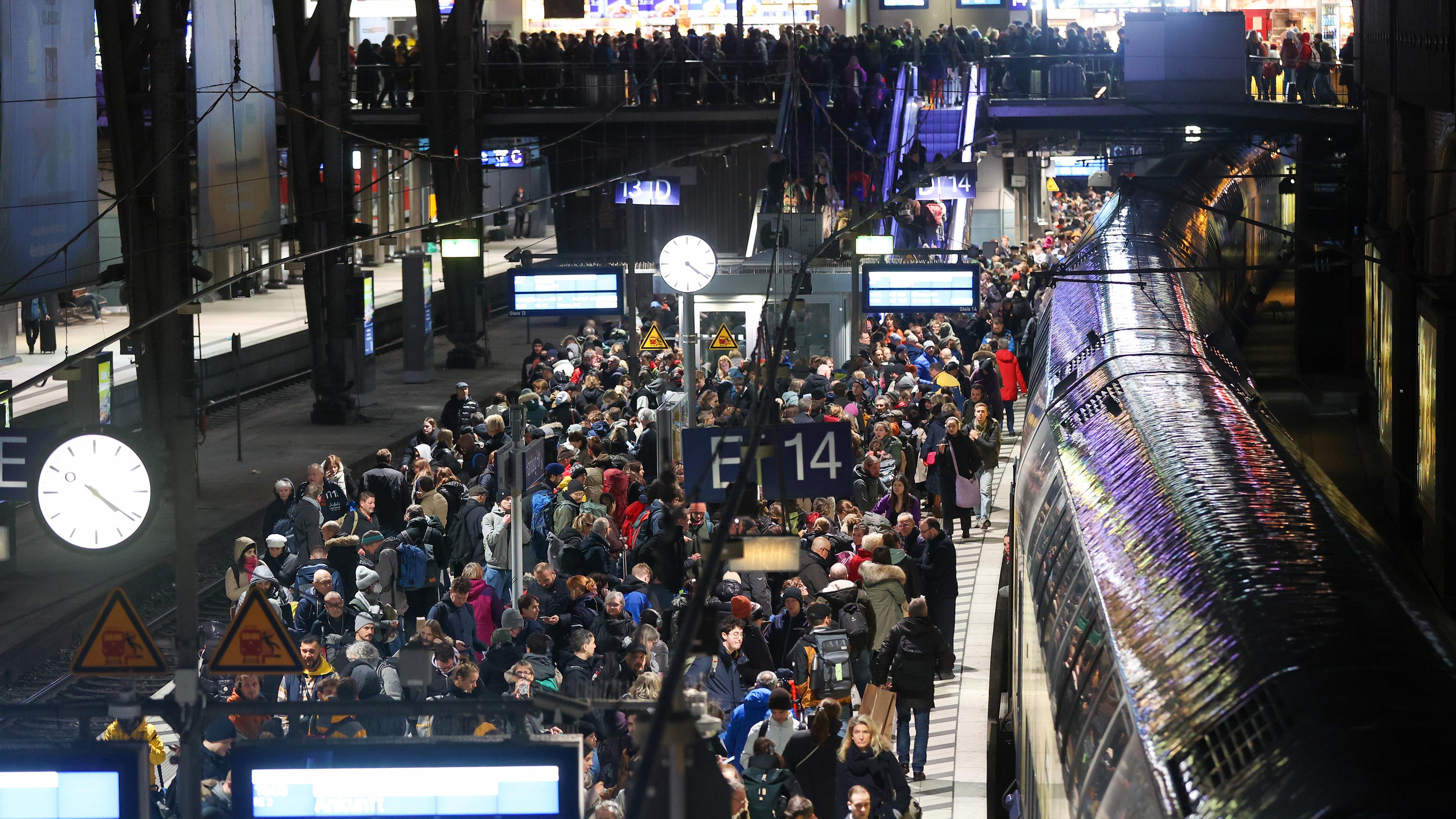Zahlreiche Reisende warten auf einem vollem Bahnsteig am Hamburger Hauptbahnhof auf ihren Zug am 21.12.2023.