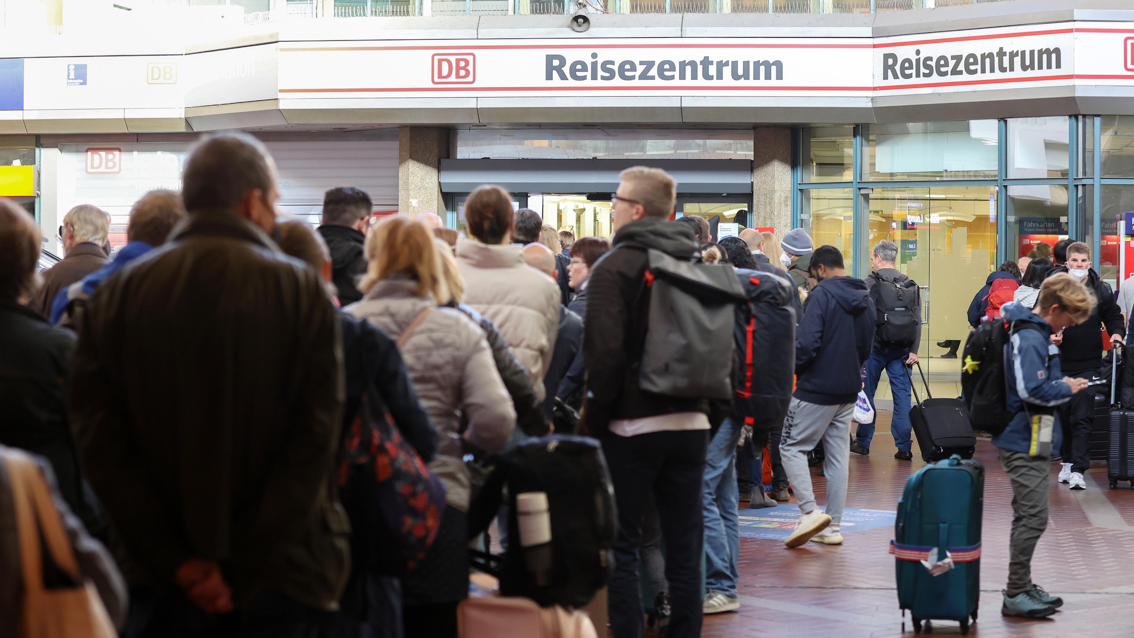Hamburg: Reisende stehen in langen Schlangen im Hauptbahnhof Hamburg am Reisezentrum an, nachdem der Fernverkehr in Norddeutschland zum Erliegen gekommen ist.