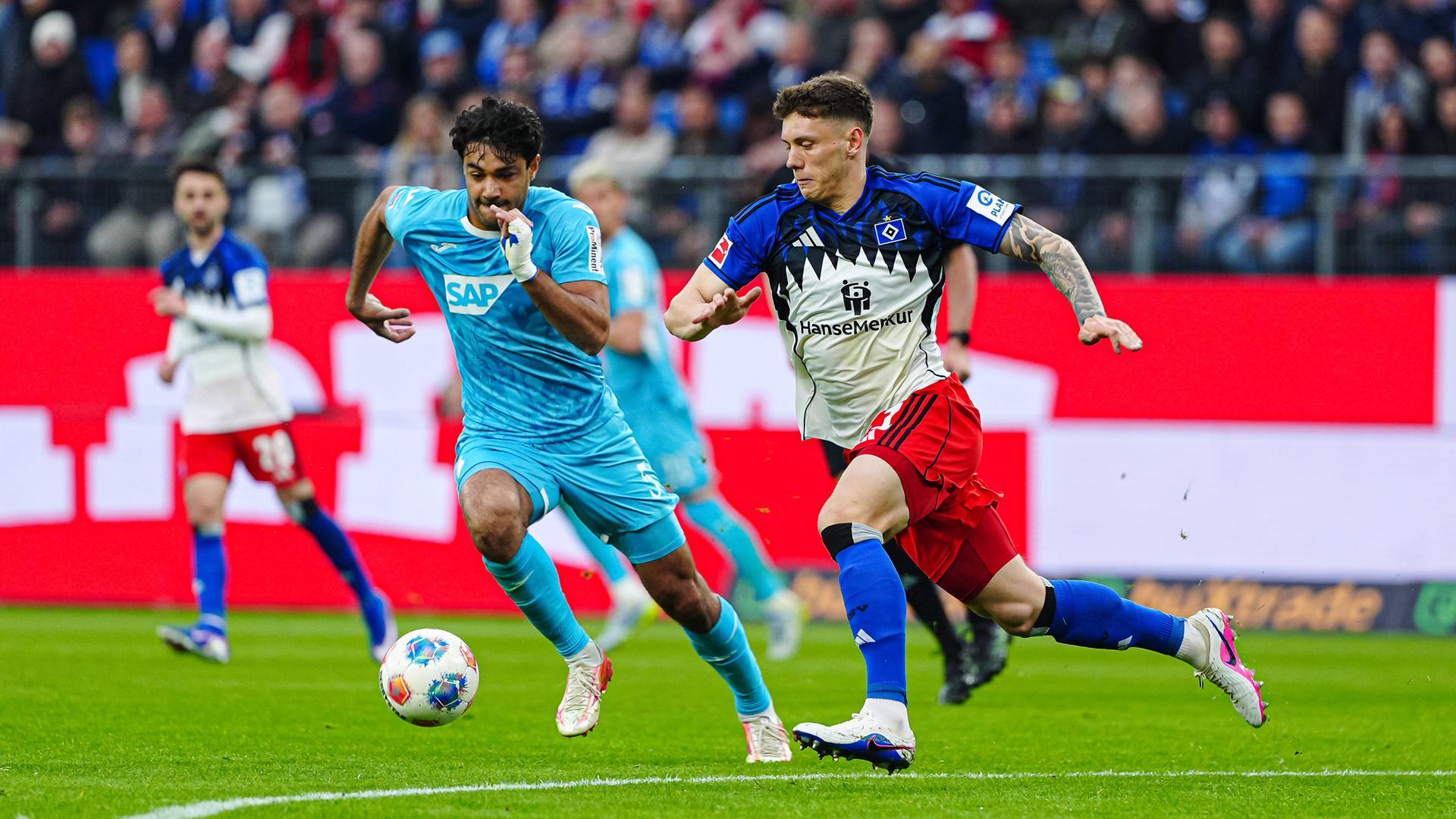 Hoffenheims Abwehrspieler Ozan Kabak versucht den Ballführenden Hamburger Mittelfeldspieler Nicolai Remberg von hinten zu attackieren