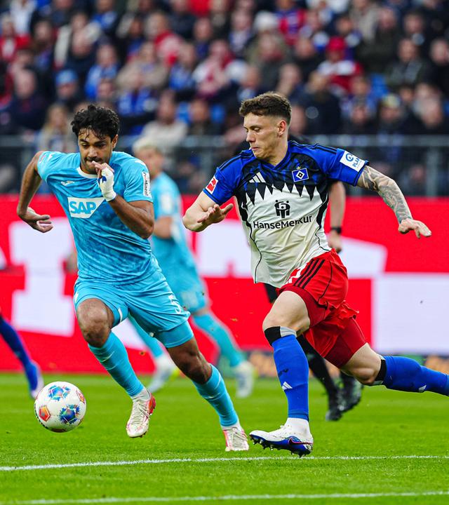 Hoffenheims Abwehrspieler Ozan Kabak versucht den Ballführenden Hamburger Mittelfeldspieler Nicolai Remberg von hinten zu attackieren