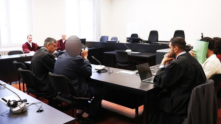 Der Hauptangeklagte (vorn, 2.v.l), der Mitangeklagte (r), die Anwälte Shahryar Ebrahim-Nesbat (l) und Nawied Haschmizada (2.v.r), Verteidiger der Angeklagten, sowie Stephan Morweiser (hinten, r), Generalbundesanwalt beim Bundesgerichtshof, und Staatsanwalt Schäffer (hinten, l) sitzen im Sitzungssaal im Strafjustizgebäude zu Beginn eines weiteren Prozesstags im Prozesses wegen geheimdienstlicher Agententätigkeit.