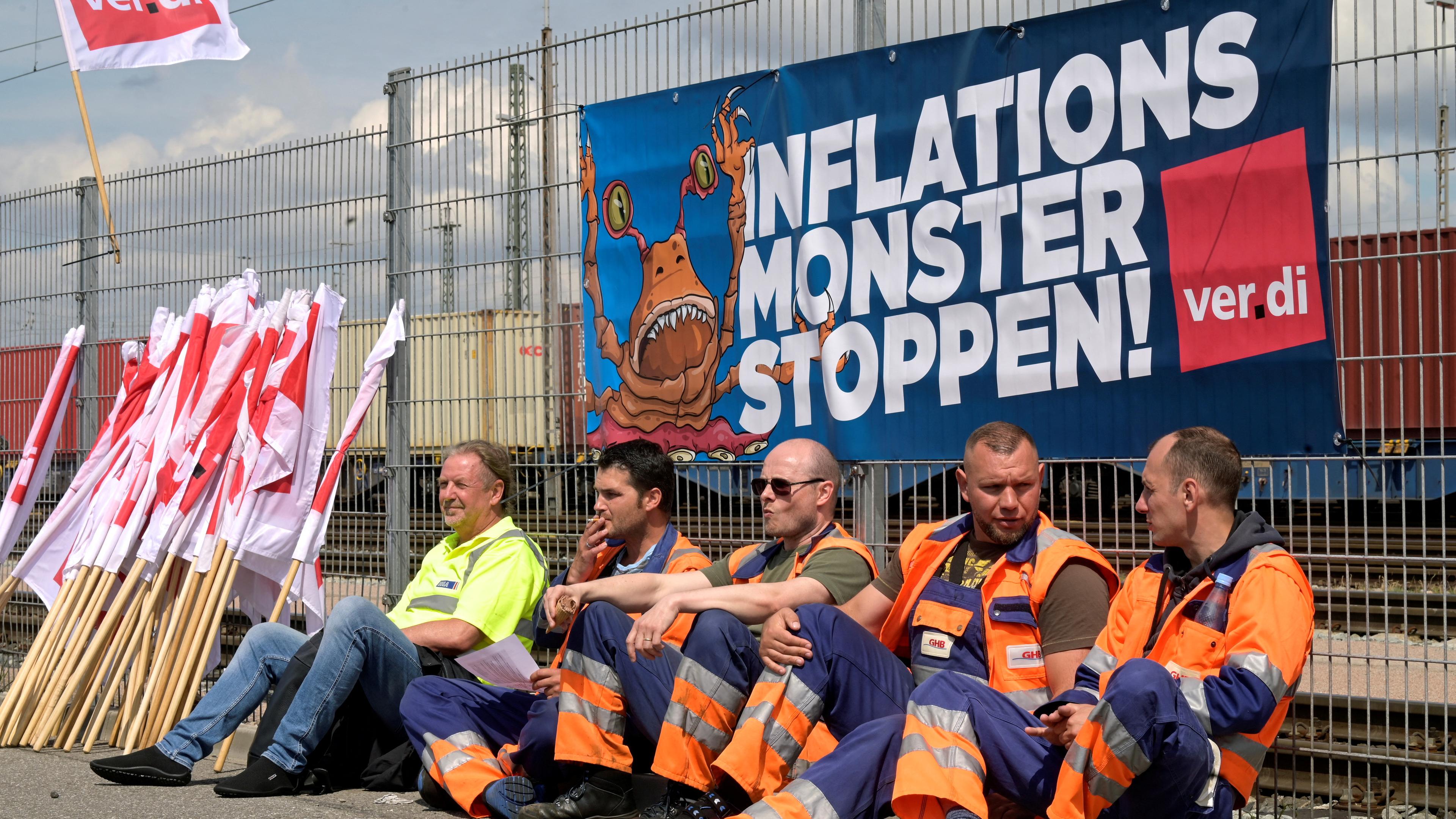 Hamburg: "Inflationsmonster stoppen!" steht auf einem Plakar der streikenden Hafenarbeiter. Archivbild