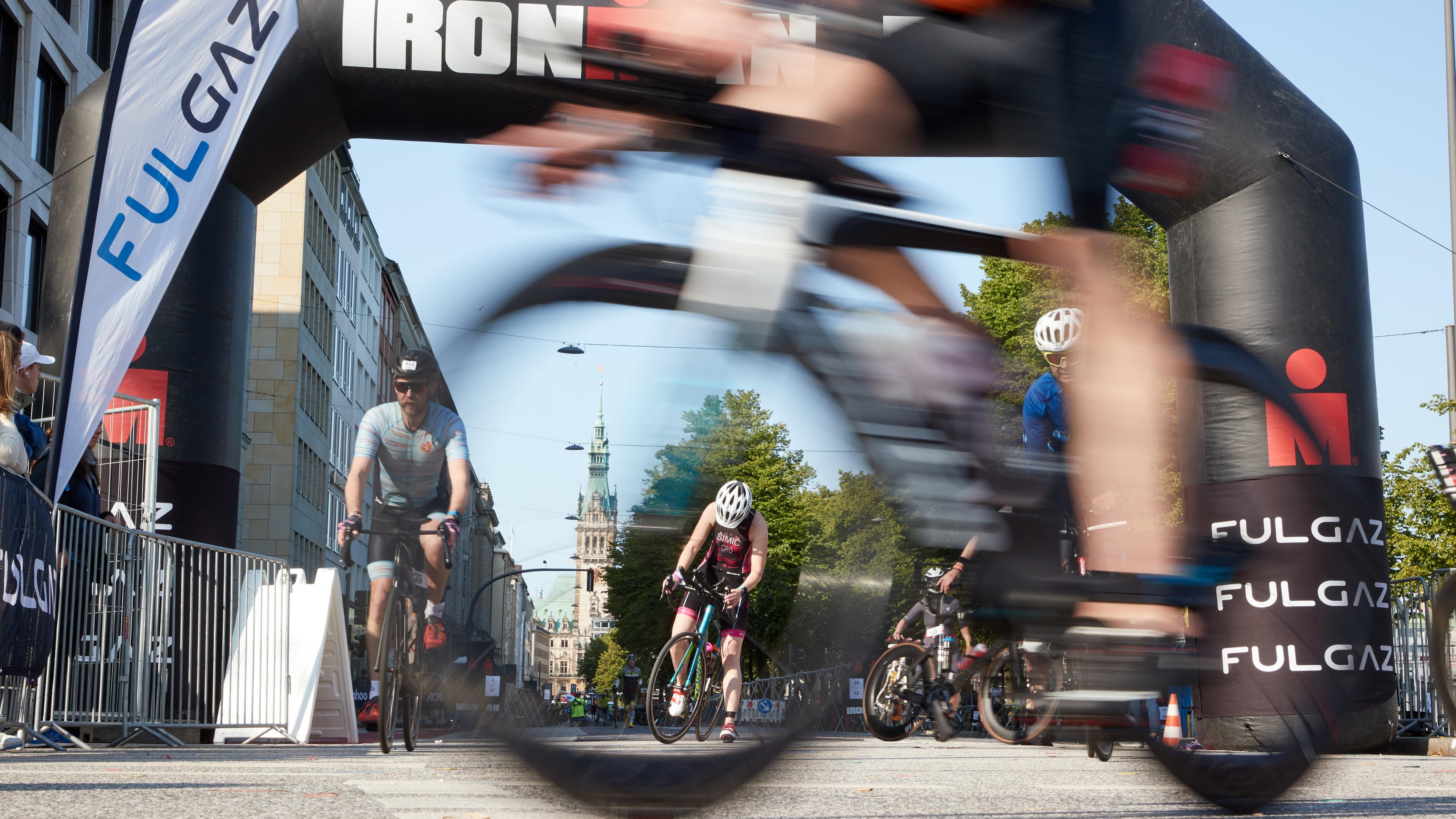 Hamburg: Triathlon: Europameisterschaft, Ironman, Männer, Triathleten sind auf dem Rad unterwegs.