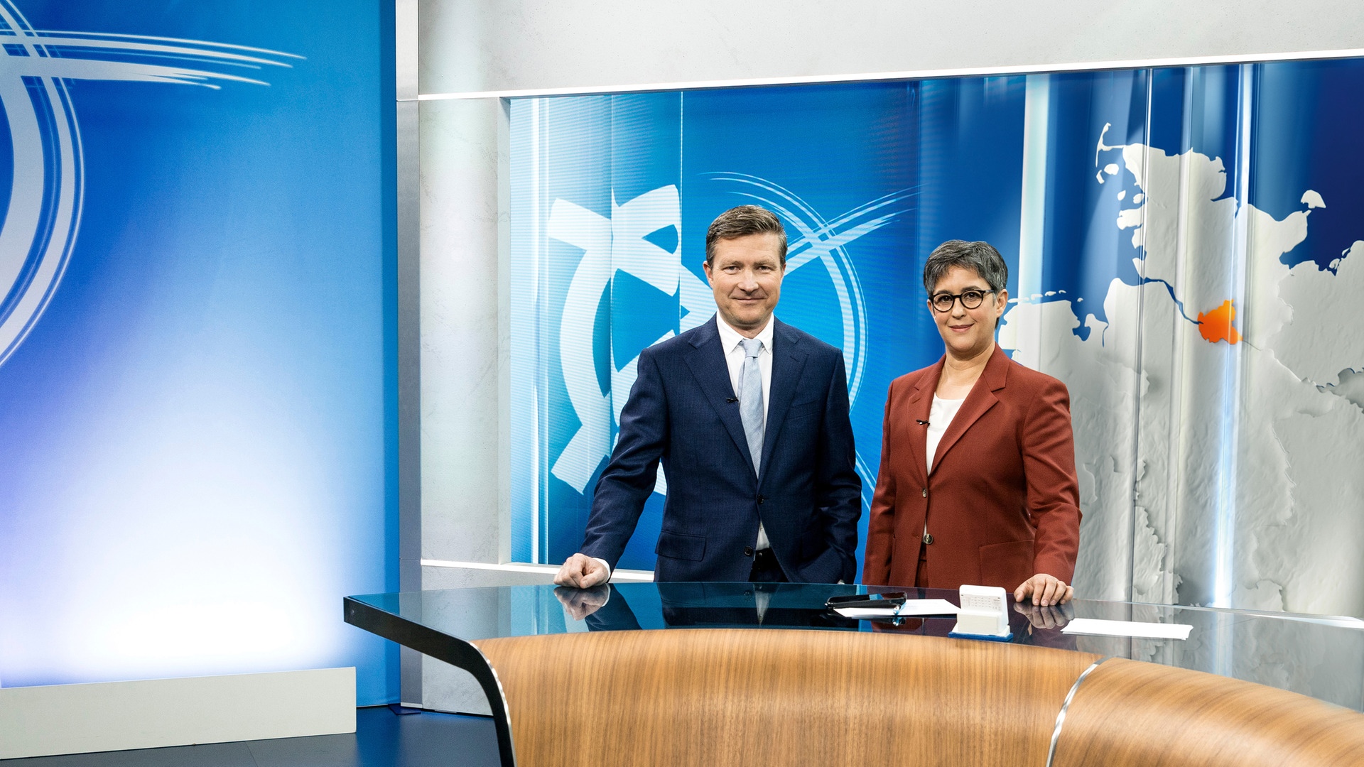 Shakuntala Banerjee und Stefan Leifert live aus dem ZDF-Wahlstudio