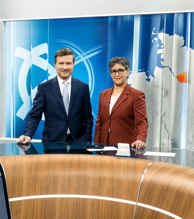 Shakuntala Banerjee und Stefan Leifert live aus dem ZDF-Wahlstudio
