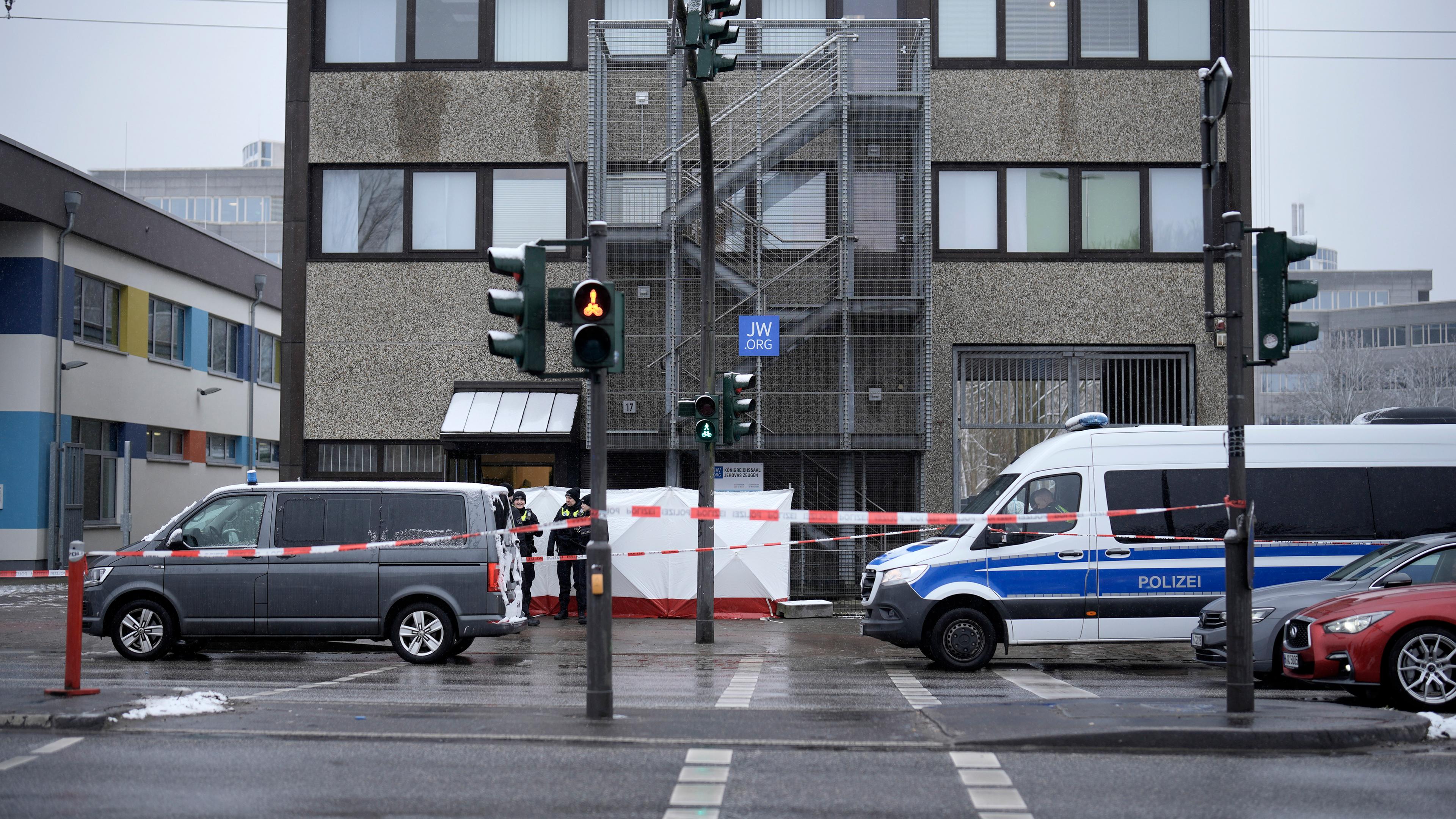 Hamburg: Polizeifahrzeuge vor dem Versammlungshaus der Zeugen Jehovas.