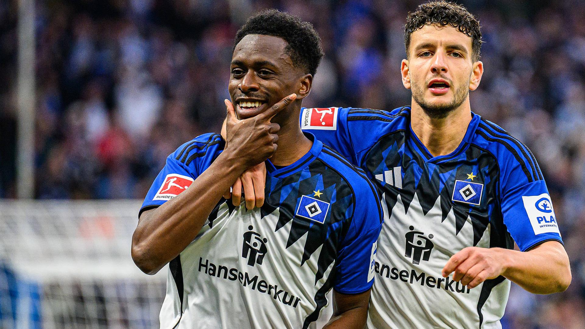 Albert Sambi Lokonga (6, Hamburger SV) und Daniel Elfadli (8, Hamburger SV) jubeln. 