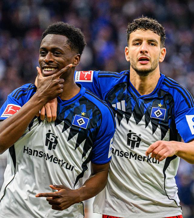 Albert Sambi Lokonga (6, Hamburger SV) und Daniel Elfadli (8, Hamburger SV) jubeln. 