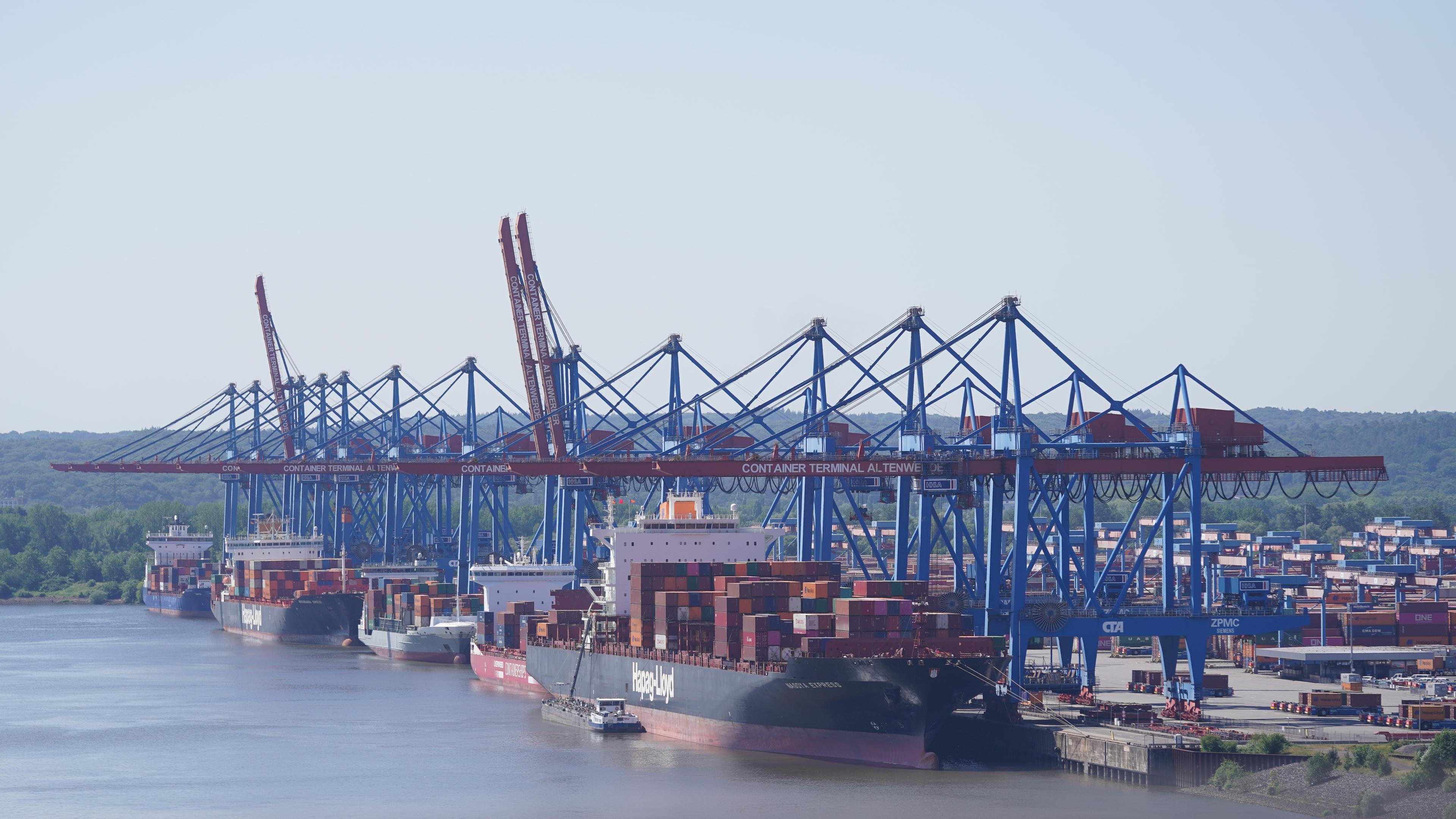 Containerschiffe werden im Hamburger Hafen am Terminal Altenwerder abgefertigt. 