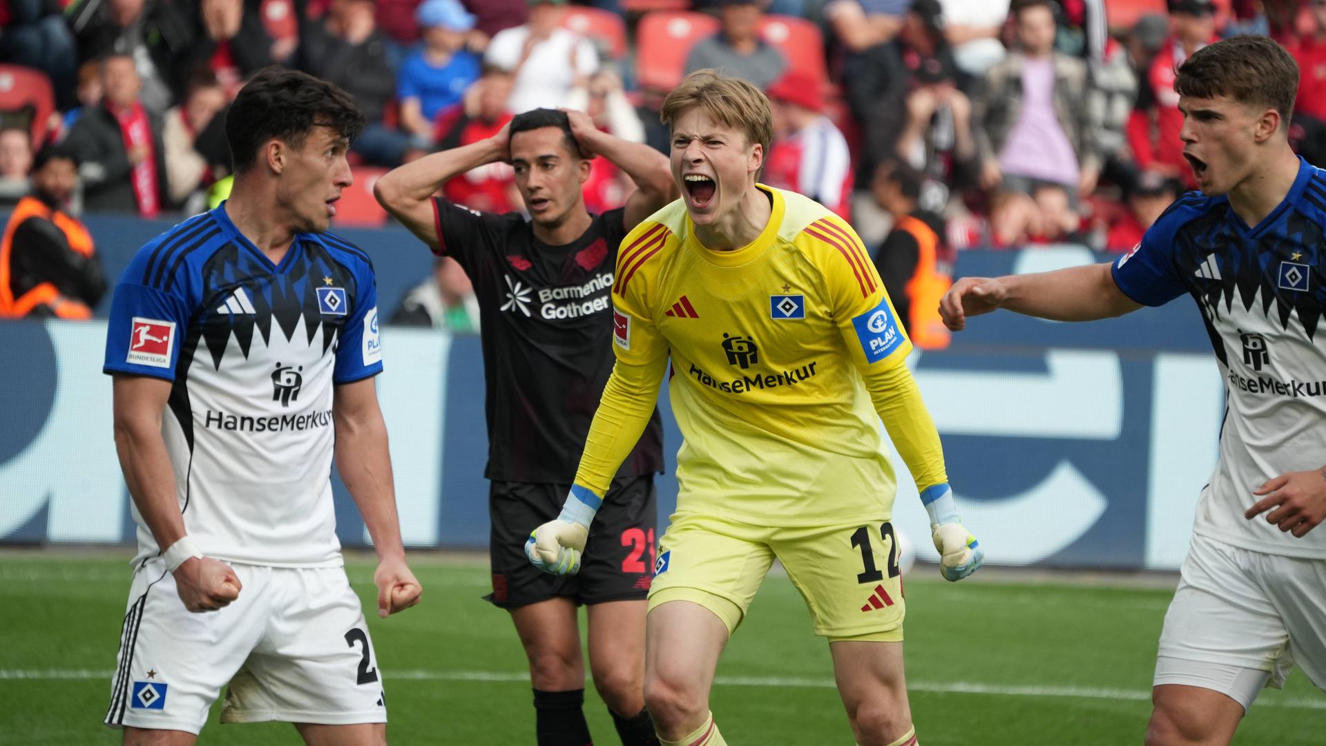 HSV-Torhüter Sander Tangvik feiert gemeinsam mit den Fans den Saisonabschluss im Spiel gegen Leverkusen.