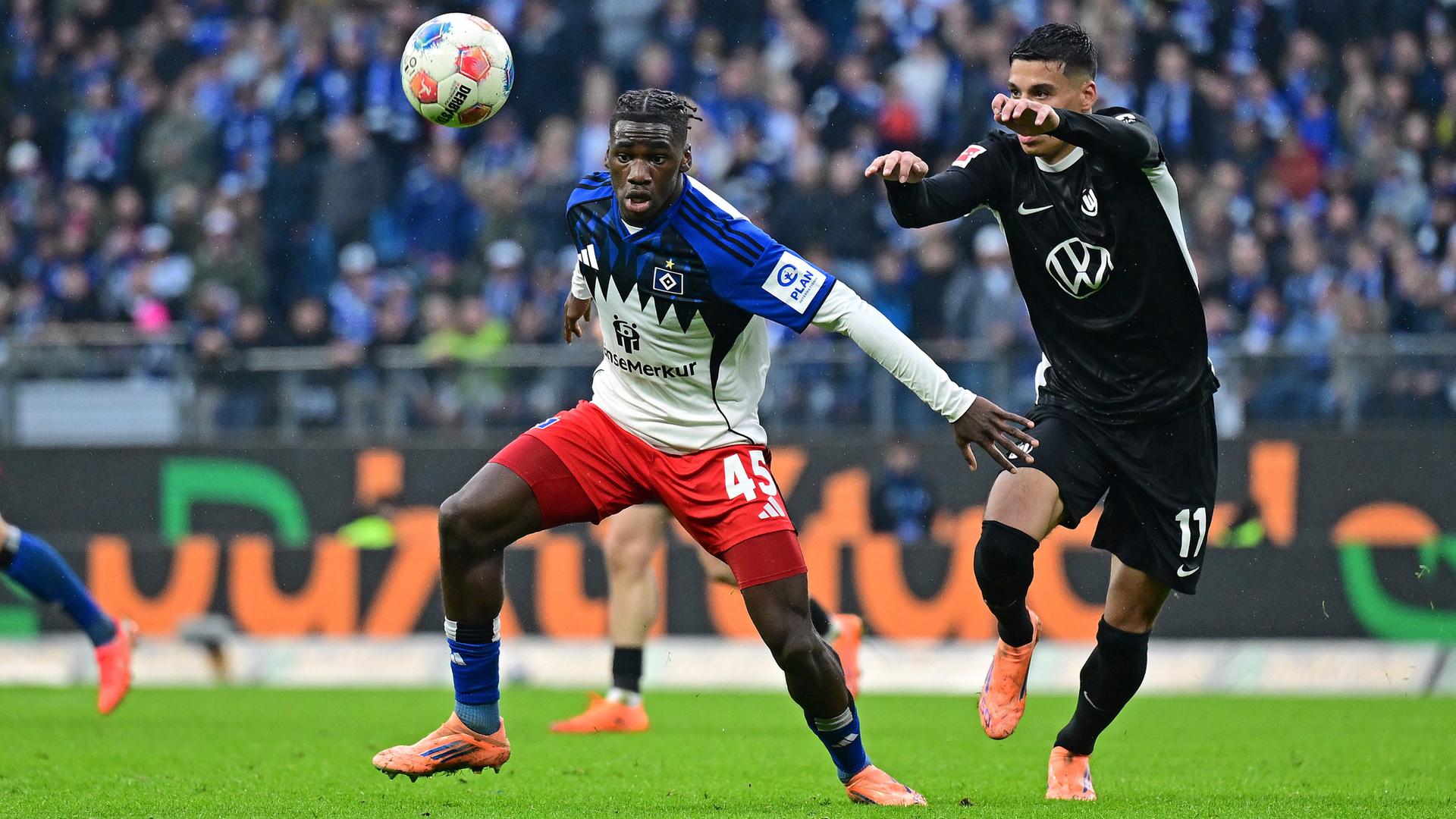 Fabio Balde (HSV) und Adam Daghim (VfL Wolfsburg) kämpfen im Bundesliga-Spiel um den Ball.