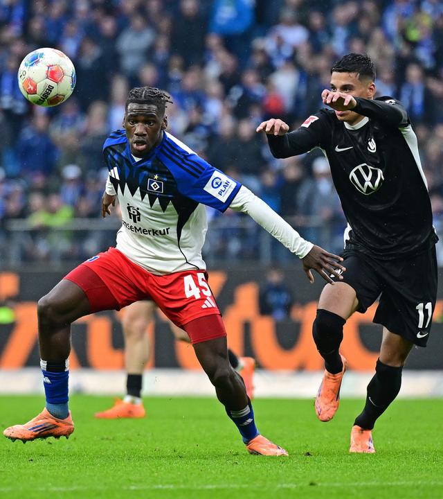 Fabio Balde (HSV) und Adam Daghim (VfL Wolfsburg) kämpfen im Bundesliga-Spiel um den Ball.