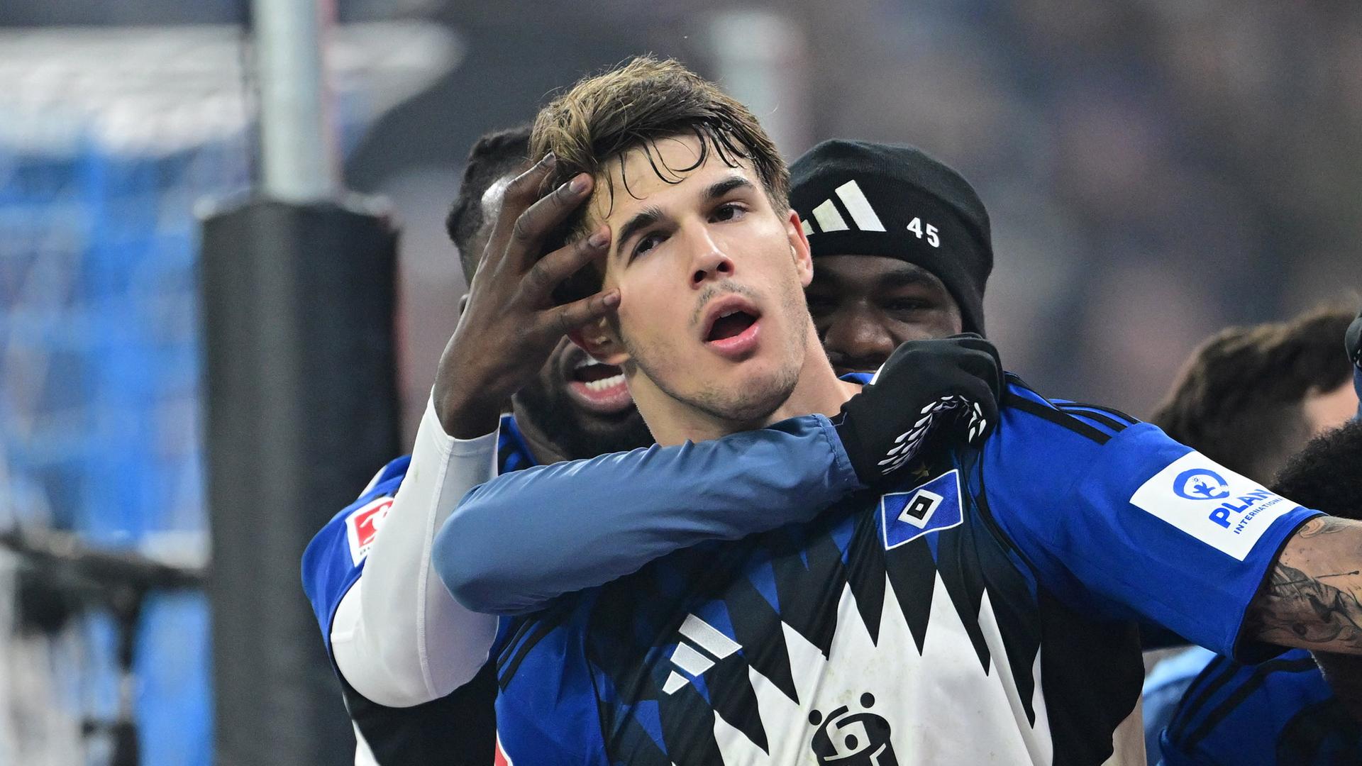 Jordan Torunarigha, Torschuetze Luka Vušković, Fabio Balde (HSV Hamburg) jubeln. 