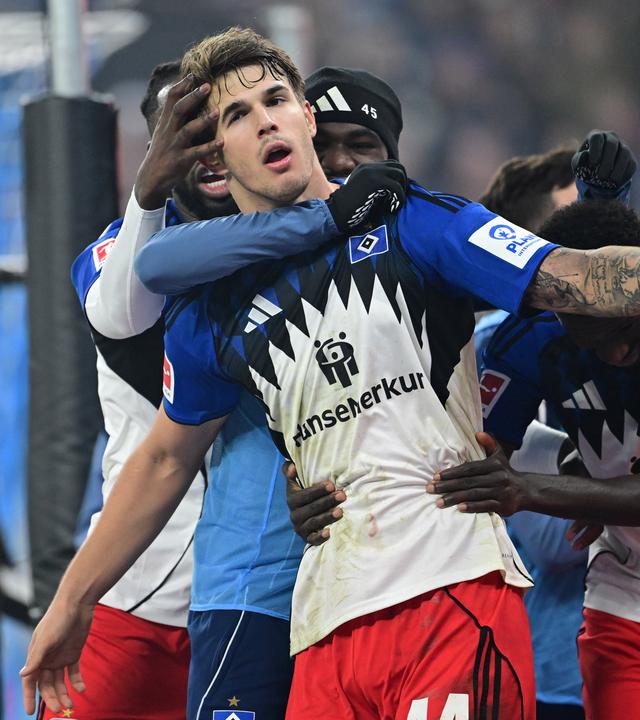 Jordan Torunarigha, Torschuetze Luka Vušković, Fabio Balde (HSV Hamburg) jubeln. 