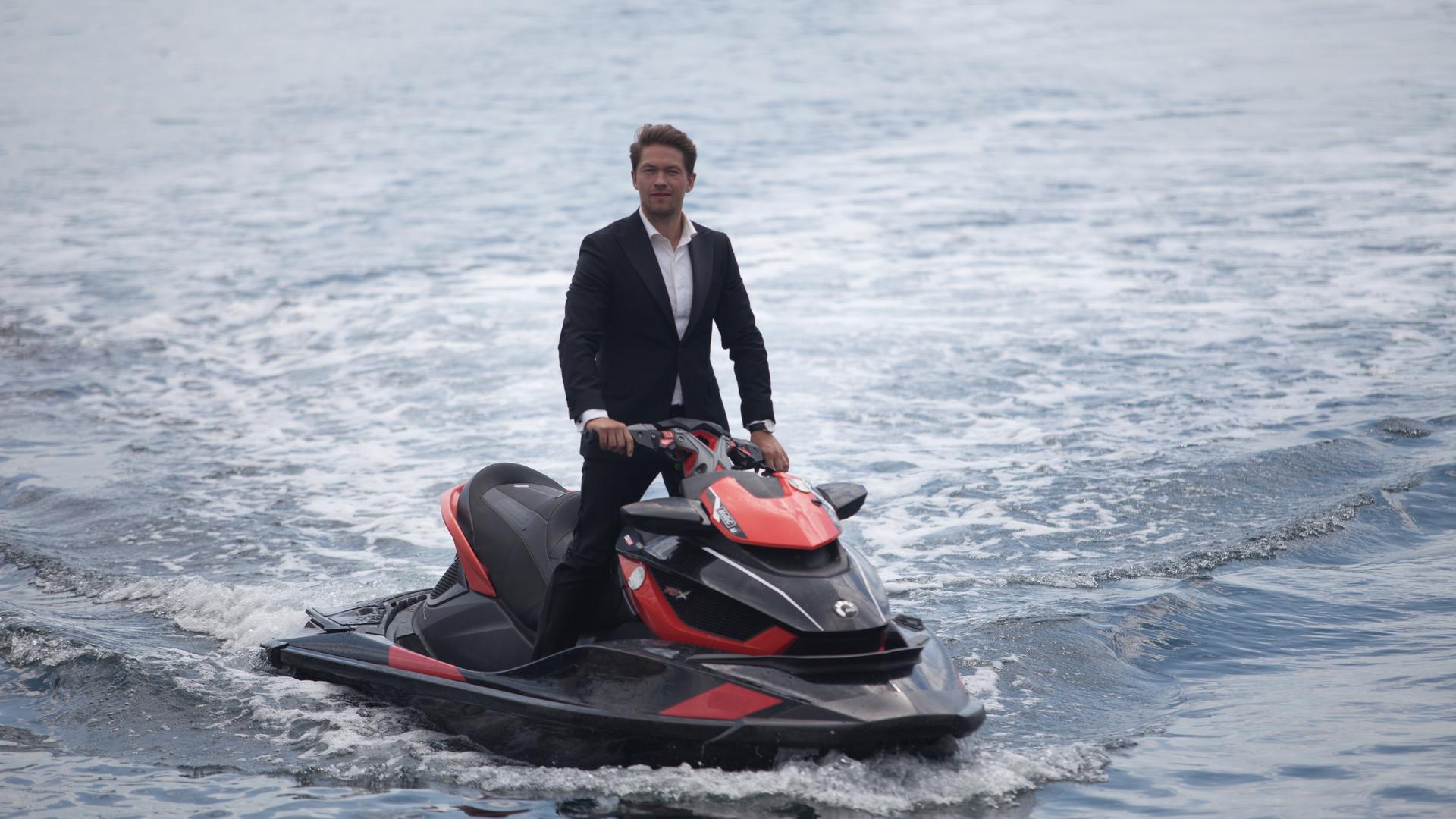  "Hamilton - Mord am Mittelmeer": Hamilton (Jakob Ofterbro) mitten auf dem Meer, stehend auf einem Wasserscooter.