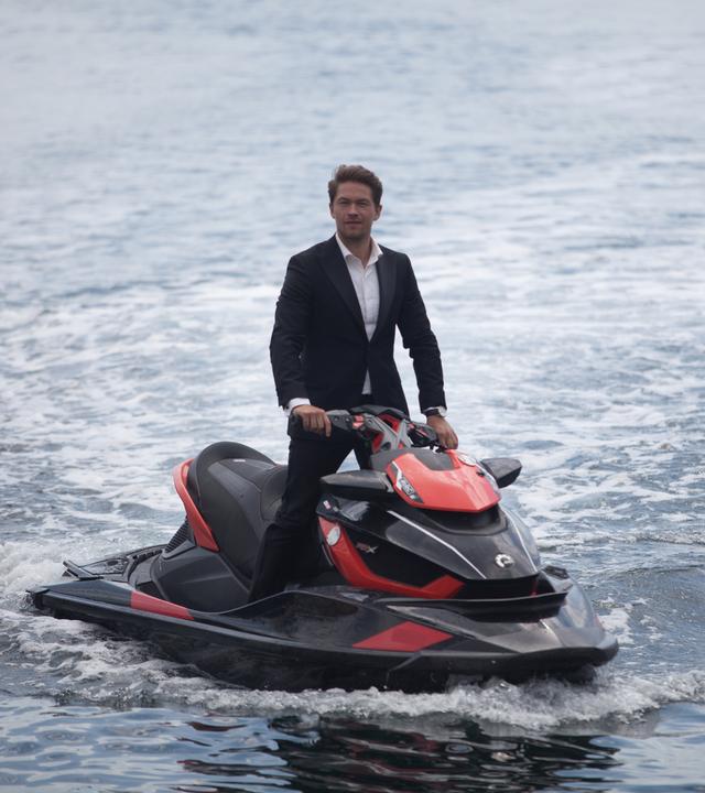  "Hamilton - Mord am Mittelmeer": Hamilton (Jakob Ofterbro) mitten auf dem Meer, stehend auf einem Wasserscooter.