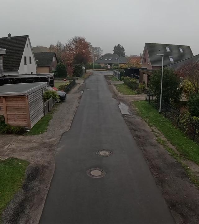Straße inmitten von Häusern