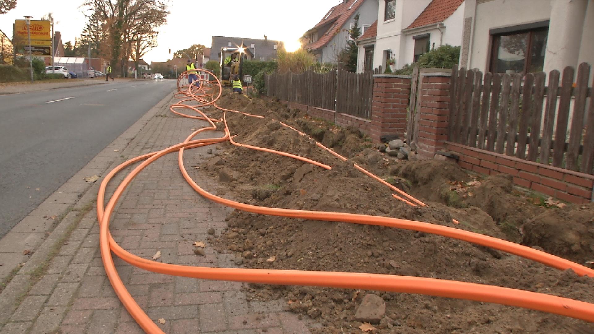 Glasfaserkabel wird in Straße in Beverstedt verlegt