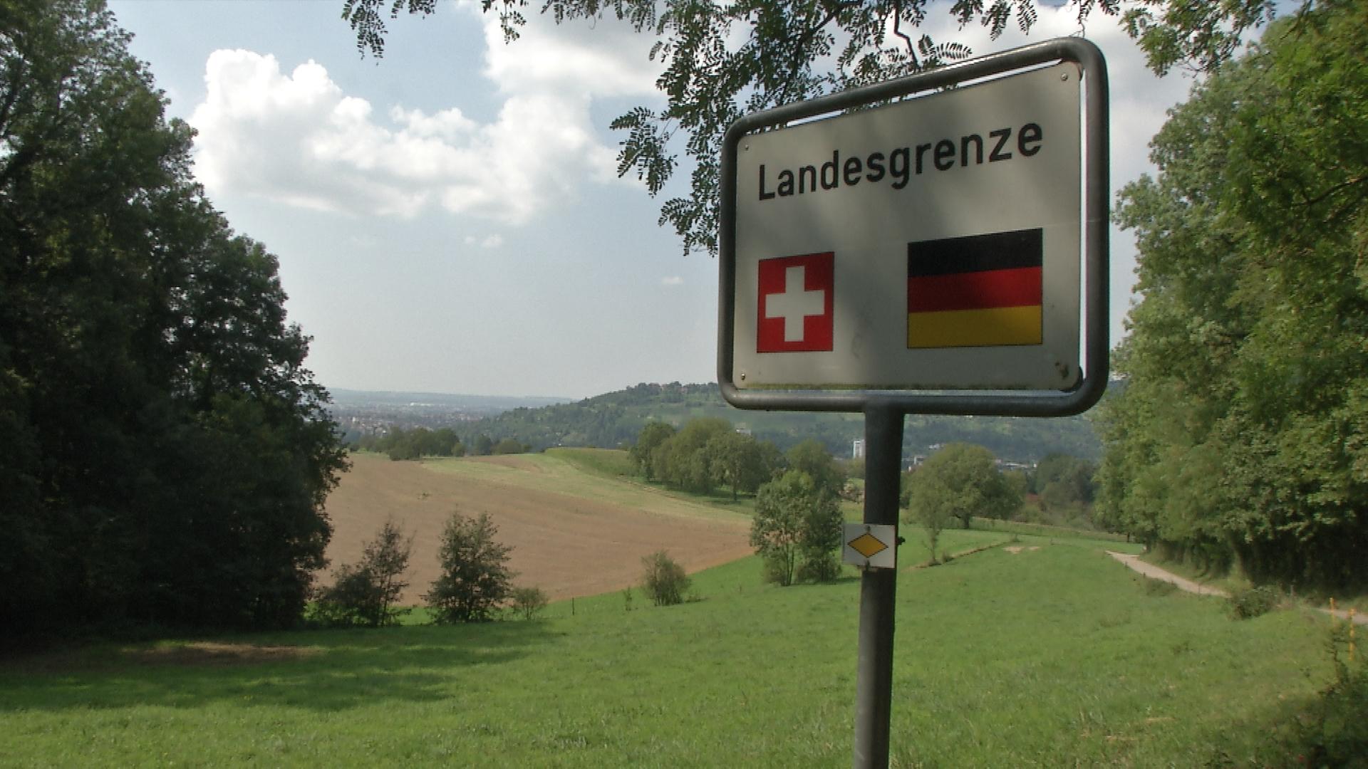 Schild Landesgrenze im deutsch-schweizerischen Grenzgebiet