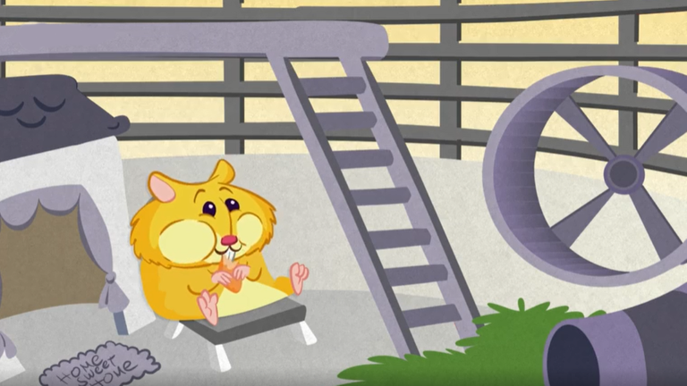Ein Hamster sitzt vor seinem Häuschen und isst ein Stück Karotte.