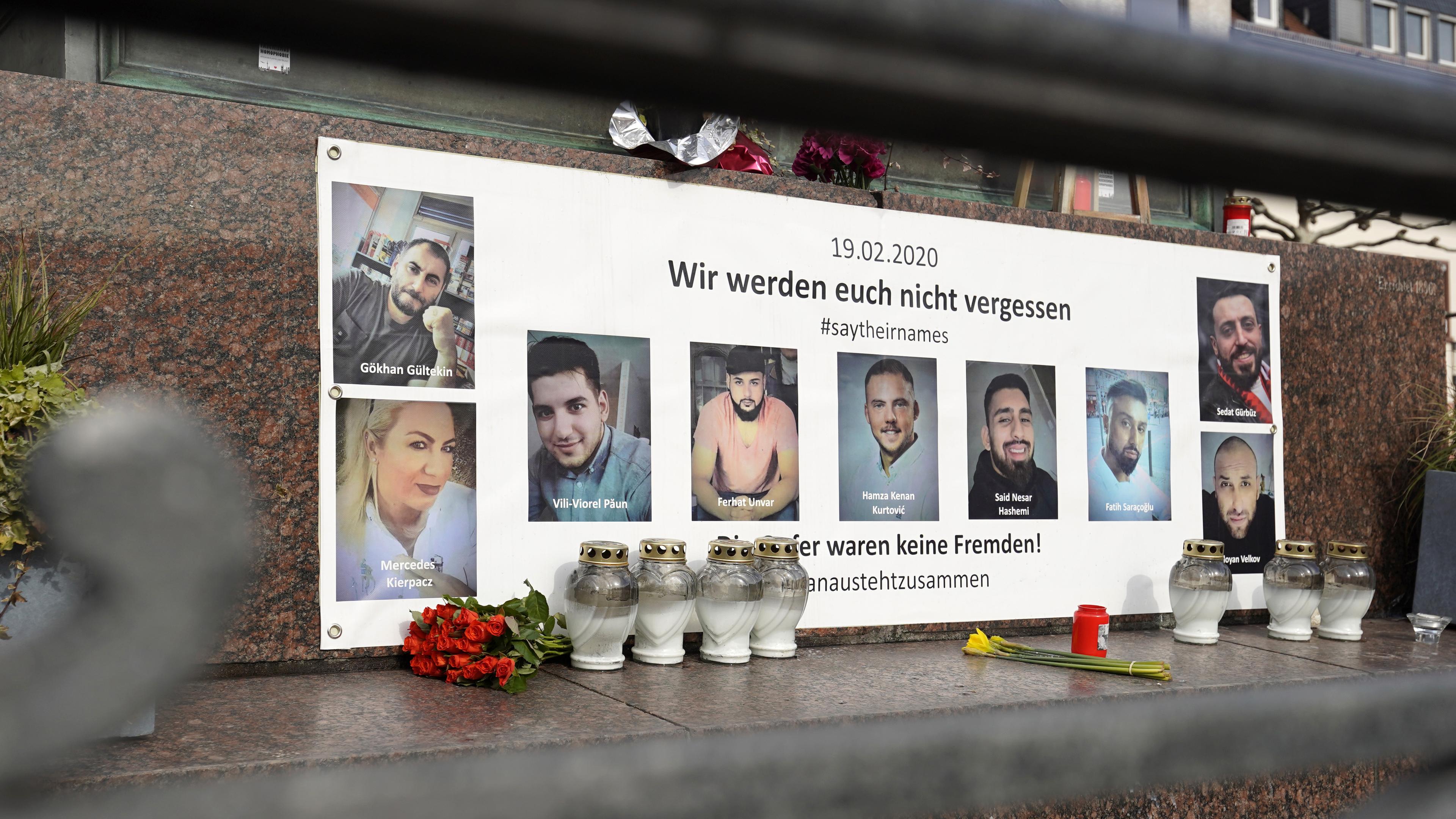 Eine Gedenktafel mit den Bildern und Namen der neuen Opfer des Anschlags von Hanau.