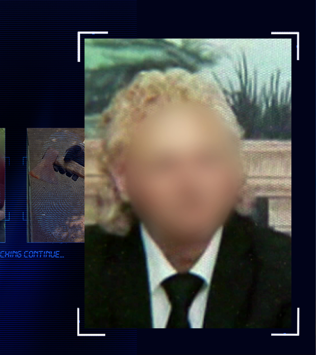 Portraitfoto eines Mannes, ca 50 Jahre. Mittellange gelockte helle Haare. Gesicht verfremdet. Schwarzer Anzug, schwarze Krawatte, weißes Hemd. Gräser stehen im Bildhintergrund. Links daneben: Lichtschematische Darstellung eines Fingerabdrucks.