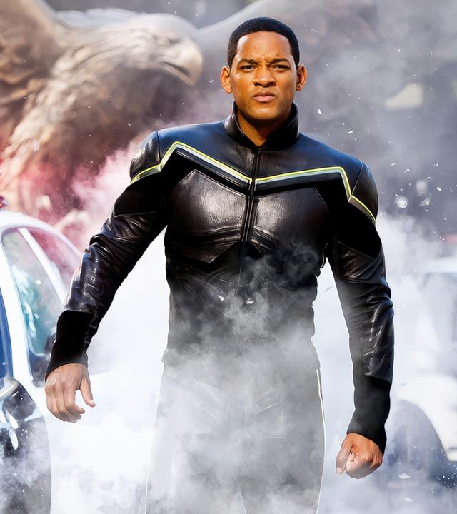 "Hancock": Hancock (Will Smith) steht in einem schwarzen Superhelden-Anzug neben einem Polizeiauto. Er blickt skeptisch nach vorn. Im Hintergrund ist ein großer Greifvogel zu sehen.