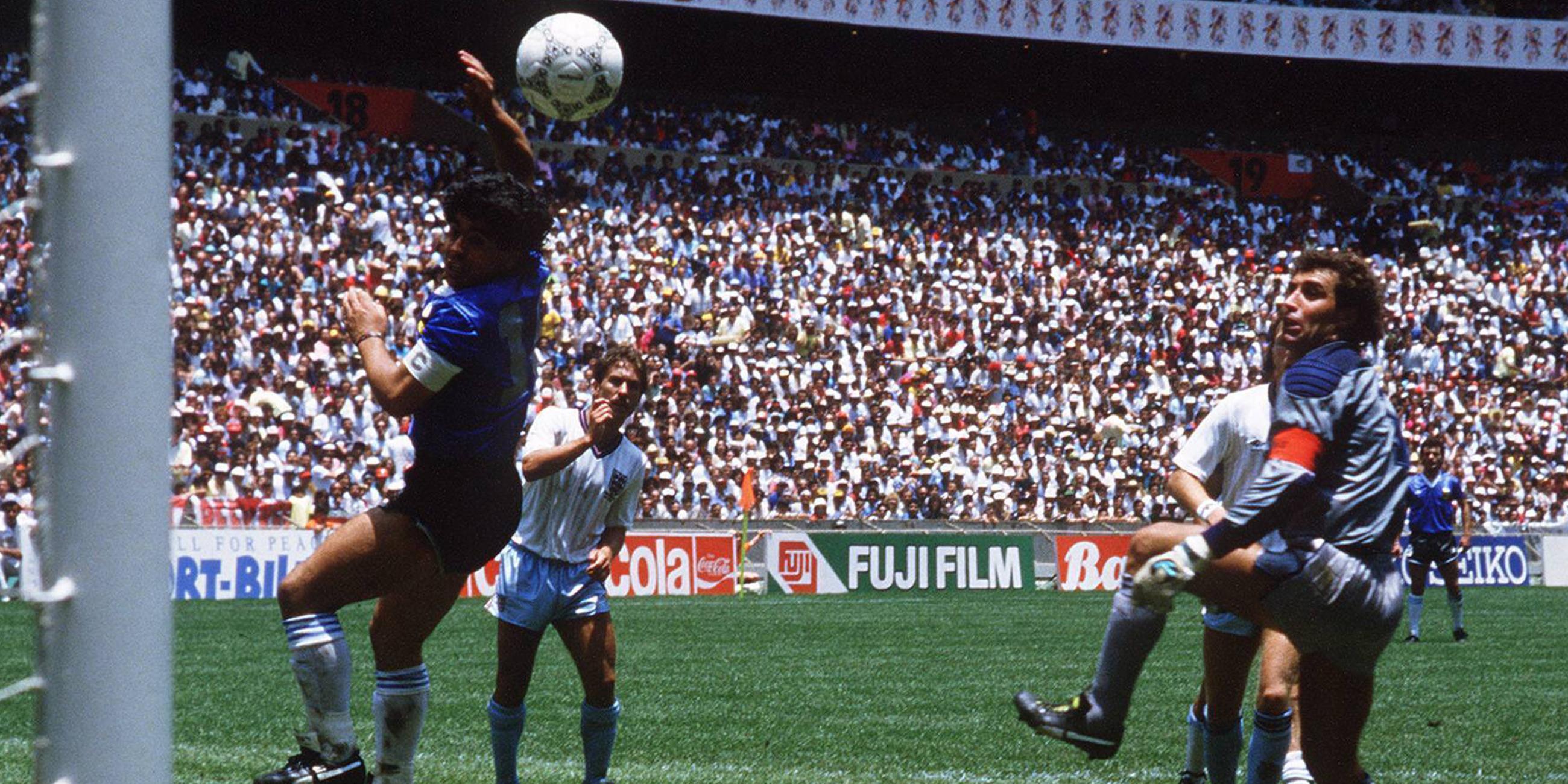 22. Juni 1986, WM-Viertelfinale England - Argentinien in Mexiko-Stadt: Diego Maradona nimmt bei seinem Tor zum 1:0 die Hand zu Hilfe - und England verliert gegen den späteren Weltmeister am Ende 1:2.