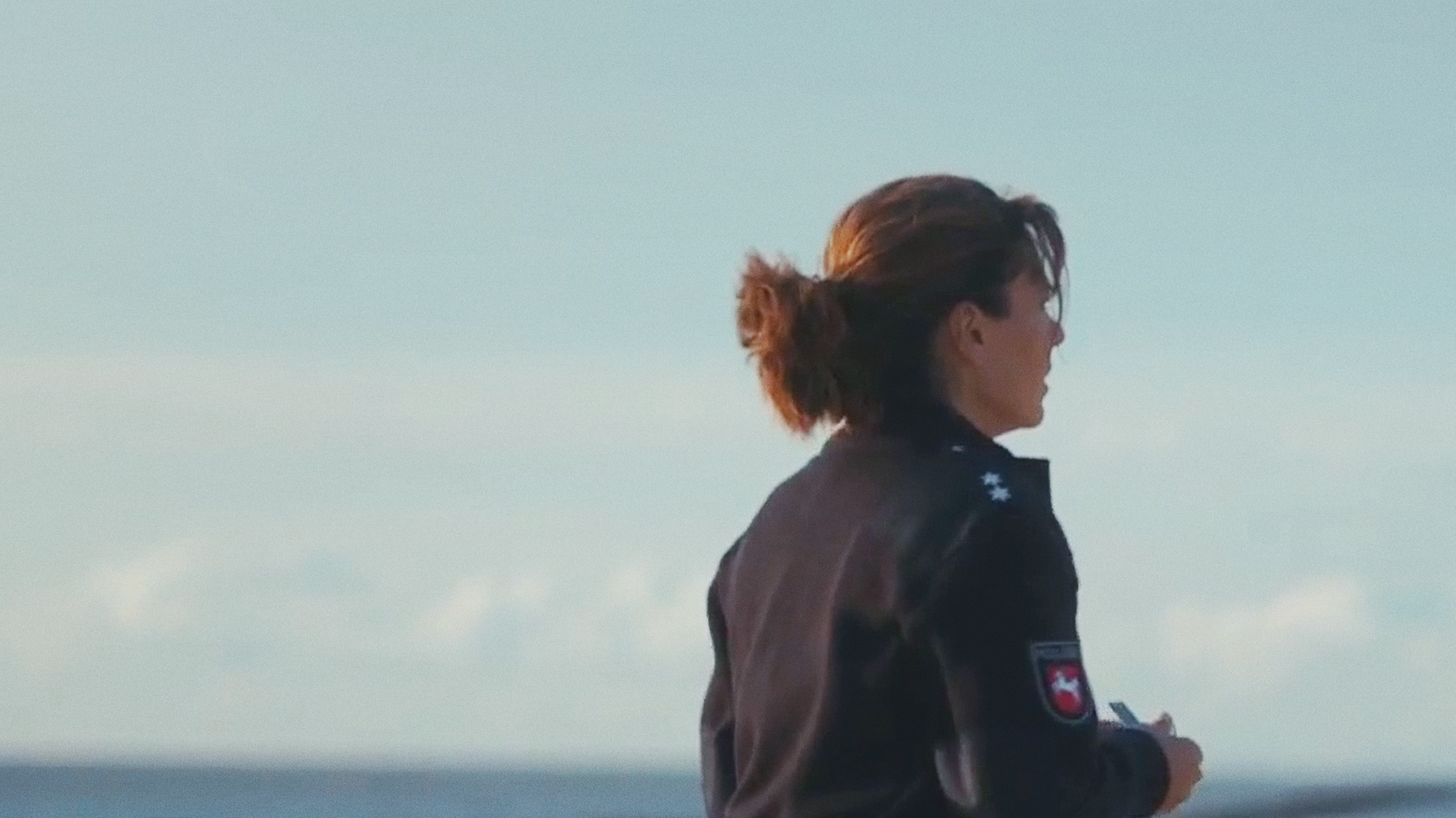 Süher Özlügül (Sophie Dal) joggt den Strand entlang. 