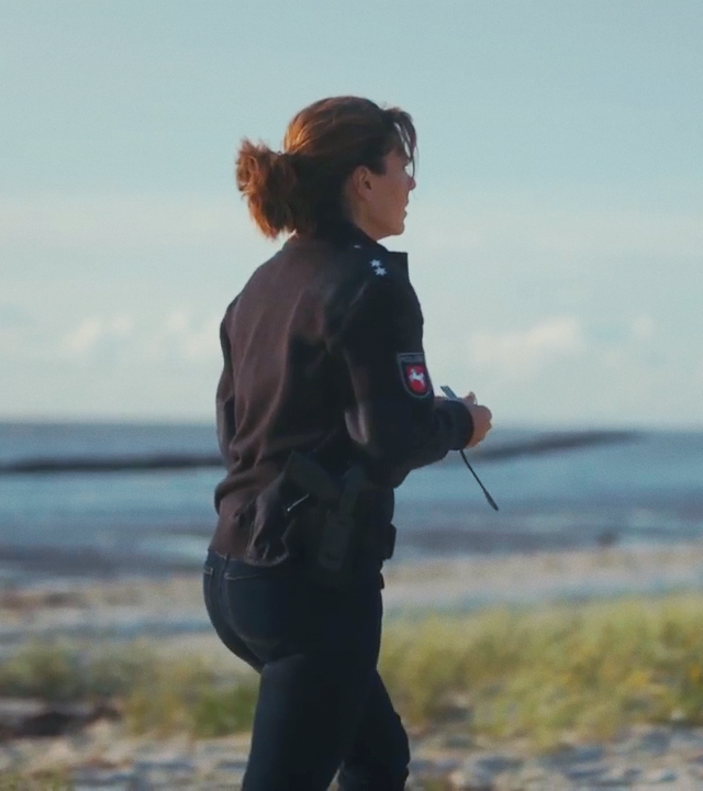 Süher Özlügül (Sophie Dal) joggt den Strand entlang. 