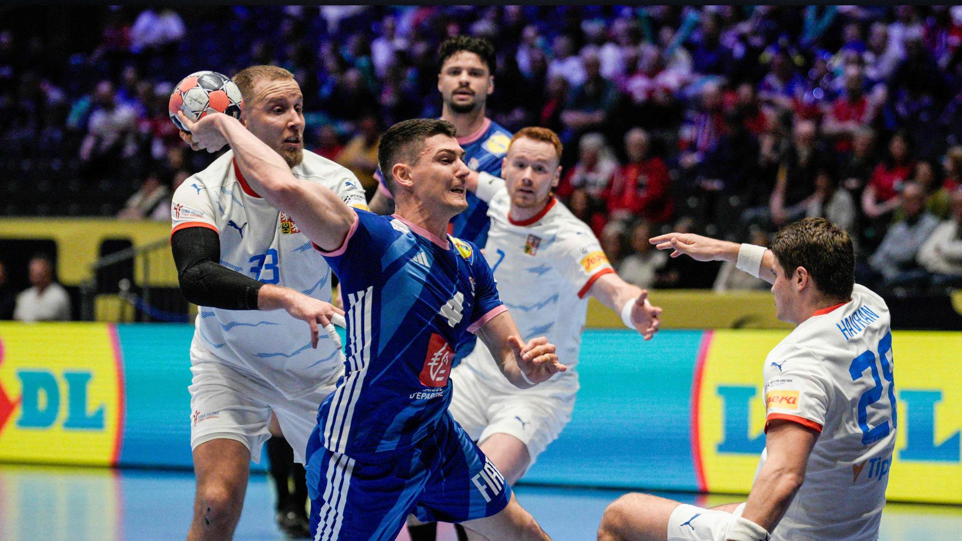 15.01.2026, Baerum, Oslo: Frankreichs Abwehrspieler Aymeric Minne (#04) versucht, im Vorrundenspiel der Männer bei der EHF Euro 2026 gegen Tschechien ein Tor zu erzielen.