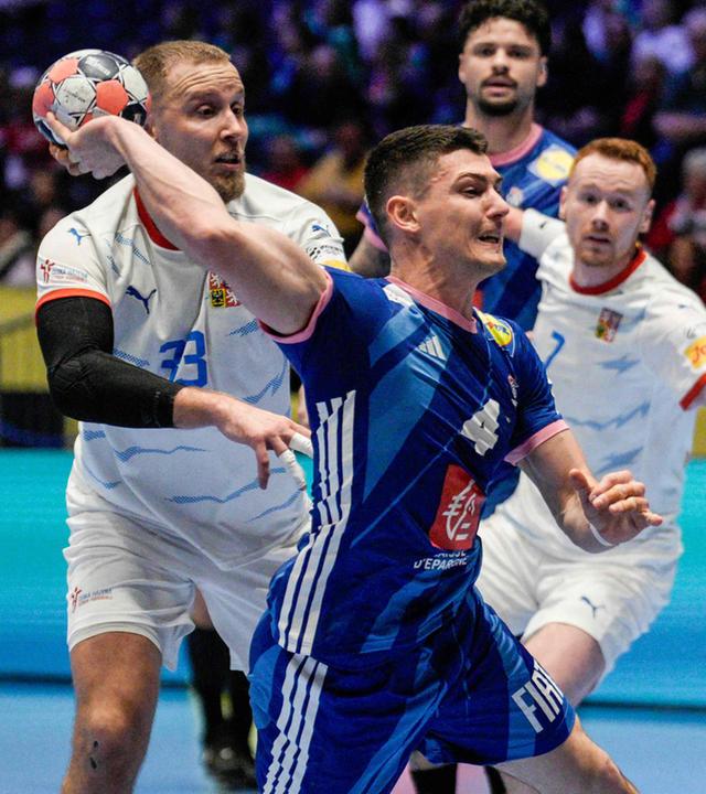 15.01.2026, Baerum, Oslo: Frankreichs Abwehrspieler Aymeric Minne (#04) versucht, im Vorrundenspiel der Männer bei der EHF Euro 2026 gegen Tschechien ein Tor zu erzielen.