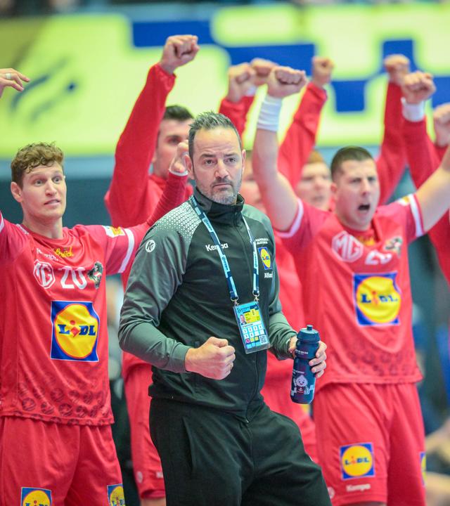  Österreichs Trainer Iker Romero jubelt am Spielfeldrand.