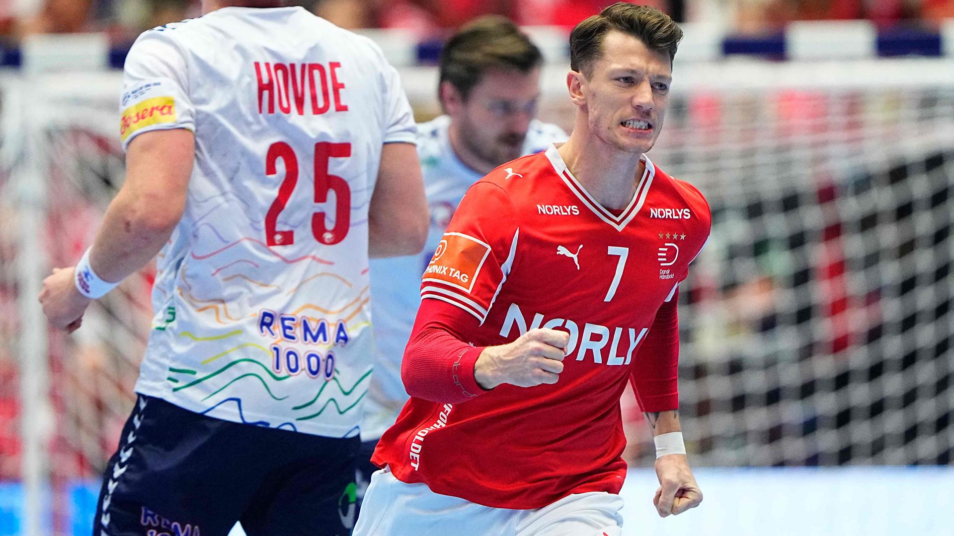 Dänemarks Handball-Nationalspieler  Emil Manfeldt Jakobsen jubelt gegen Norwegen