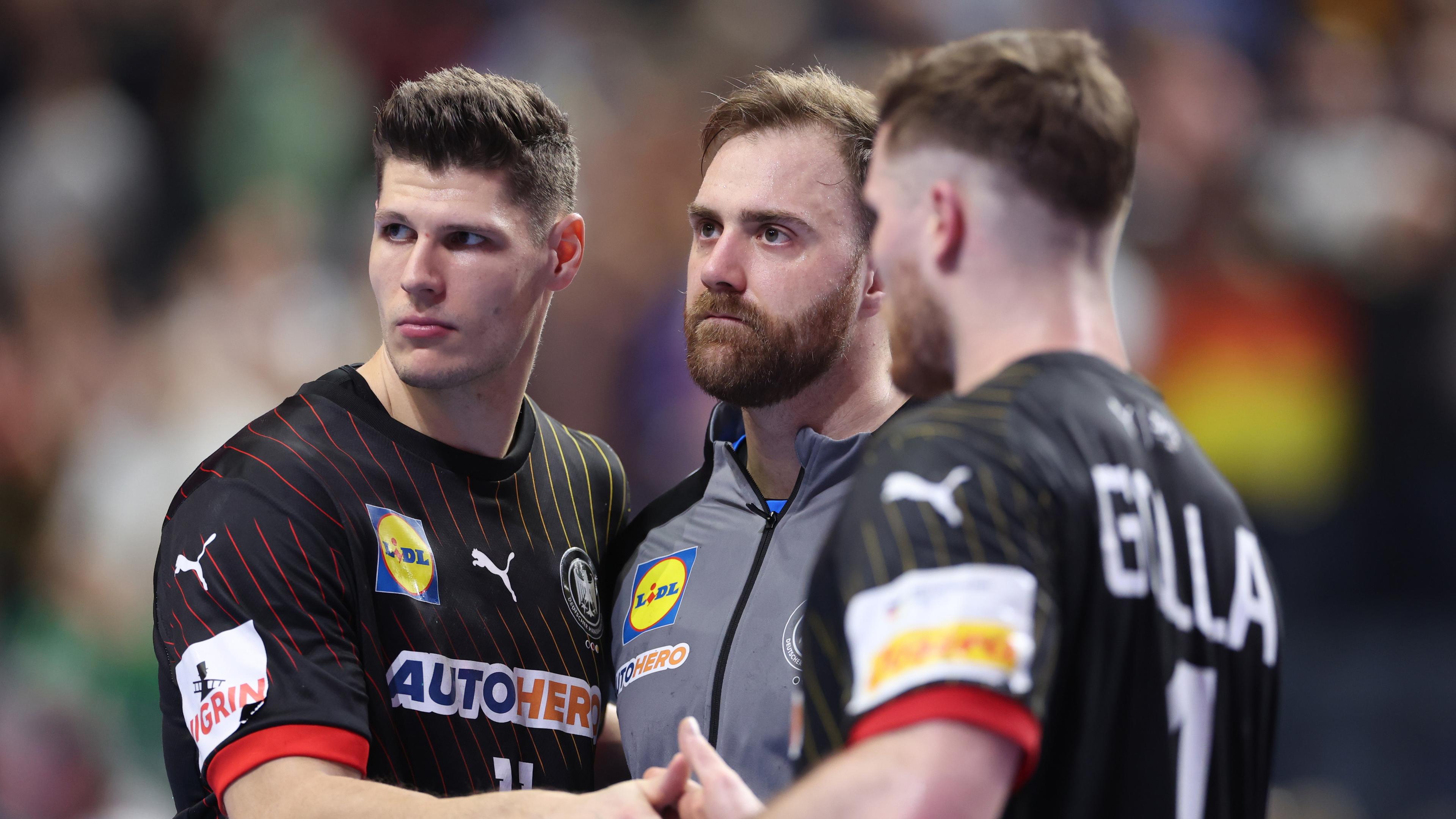 Betrübte deutsche Handballer nach der Niederlage gegen Dänemark am 26.01.2024.