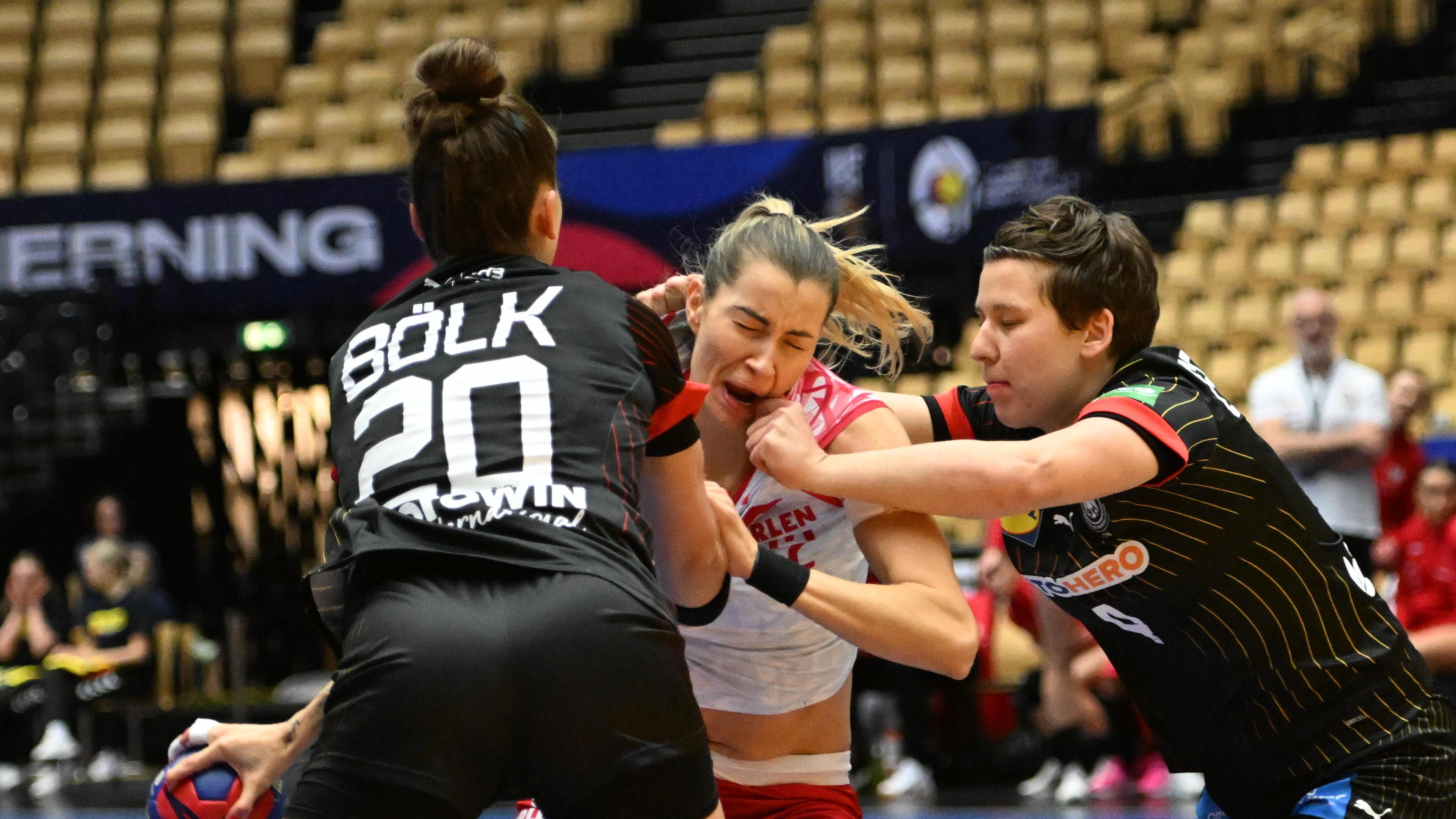 Die deutschen Handballerinnen verteidigen gegen Polen.