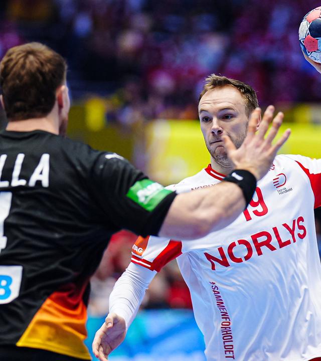 Johannes Golla (Deutschland, Nr. 4) im Duell mit Mathias Gidsel (Dänemark, Nr. 19) beim Hauptrundenspiel der EHF-EM.