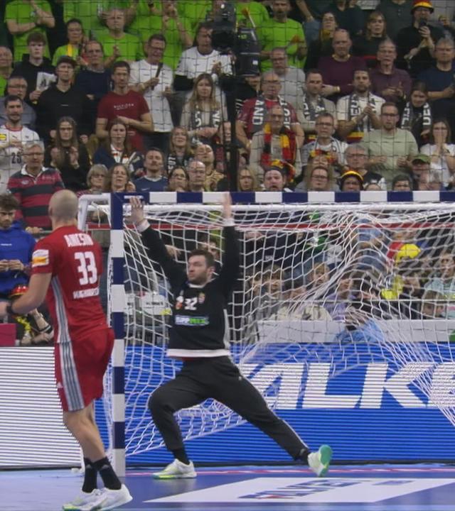 Auf dem Bild ist das deutsche Handballteam zu sehen, welches gegen Ungarn gespielt hat.