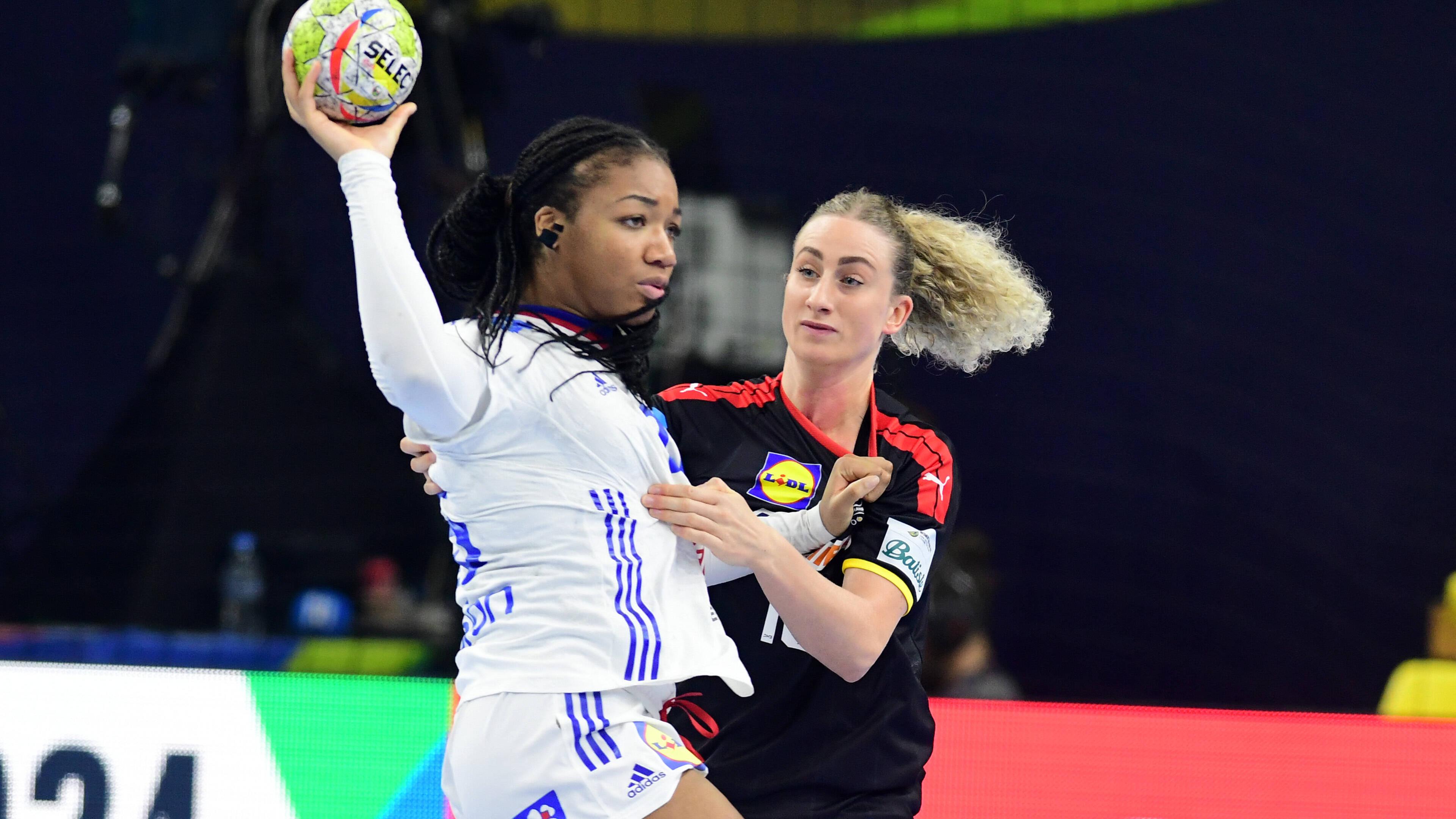 Handball, EM 2022, Frauen, Frankreich-Deutschland: Pauletta Foppa (Frankreich) im Zweikampf gegen Xenia Smiths (Deutschland).