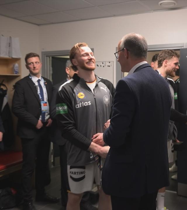 Handball: Bundeskanzler Merz in der deutschen Kabine.