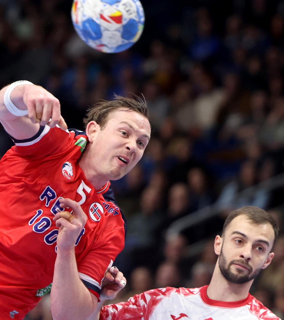 Norwegen's Sander Sagosen (m) gegen Polen's Michal Olejniczak (l) und Pawel Paterek (r) am 11.01.24.