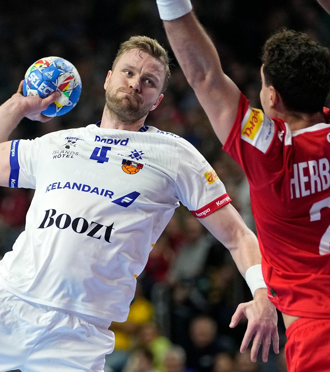 Aron Palmarsson (Island) wirft, Lukas Herburger (rechts) blockt bei der Handball-EM in der Hauptrunde.