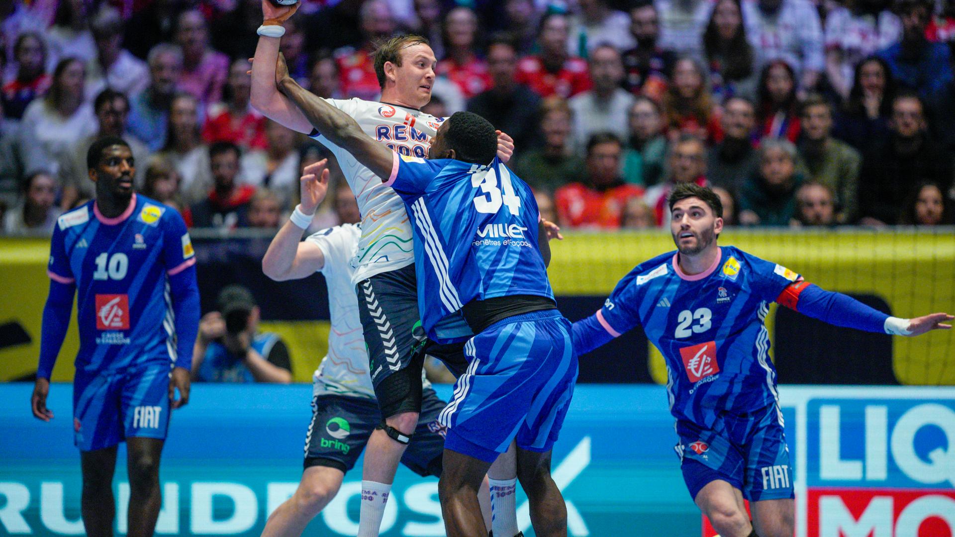 Sander Sagosen (Norwegen) und Karl Konan (Frankreich) kämpfen. 